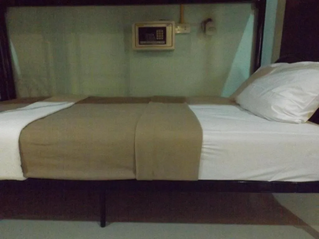 bunk bed, Bed in Lanta Long Beach Hostel