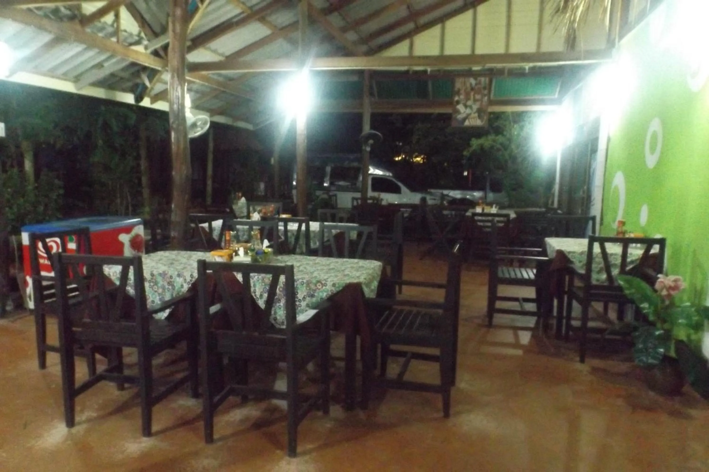 Restaurant/places to eat in Lanta Long Beach Hostel