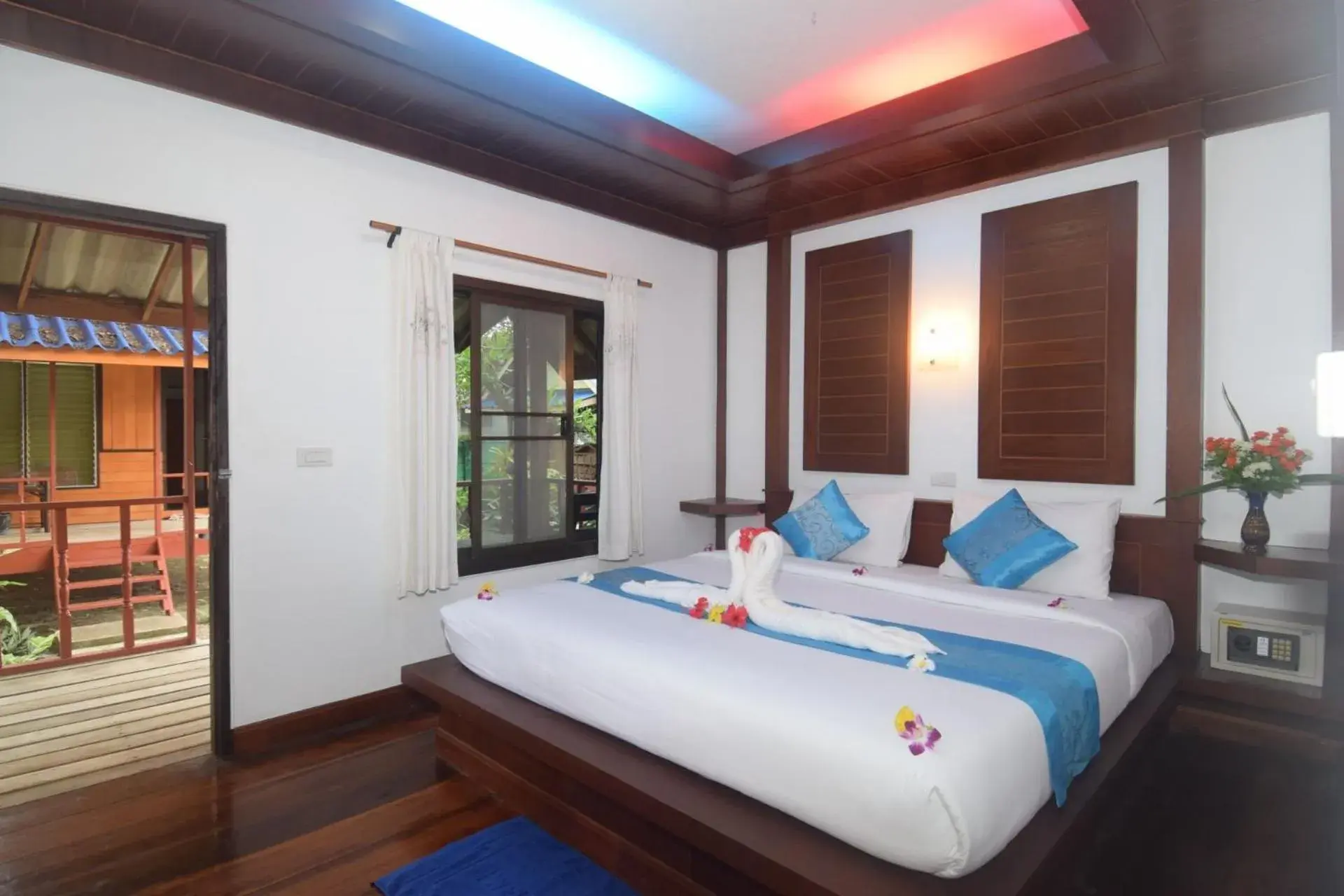 Deluxe Double or Twin Room in Lanta Long Beach Hostel Deluxe Double or Twin Room in Lanta Long Beach Hostel