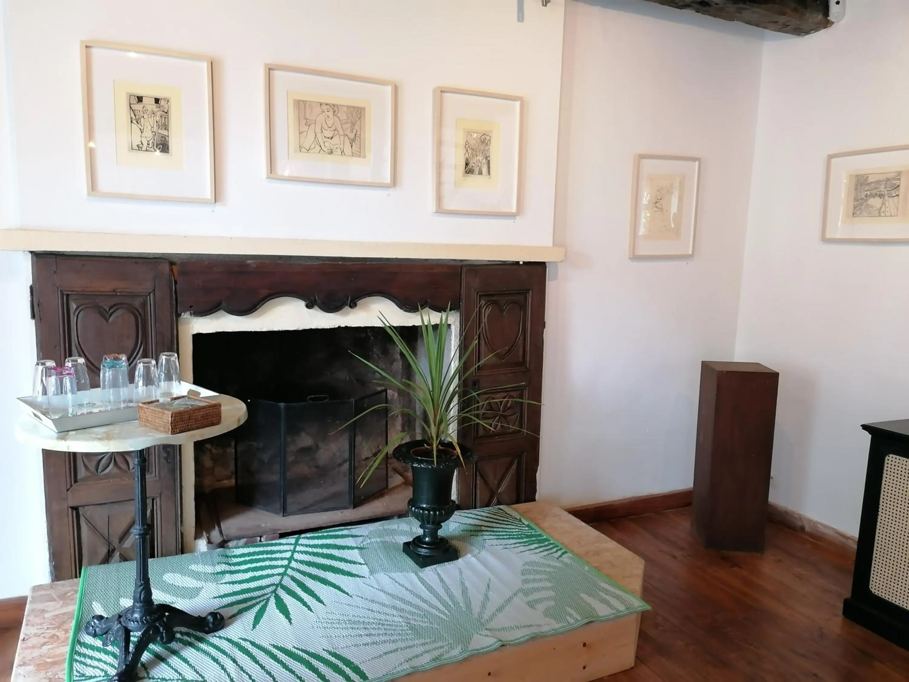 fireplace in La Tocade Del Arte - Dinan