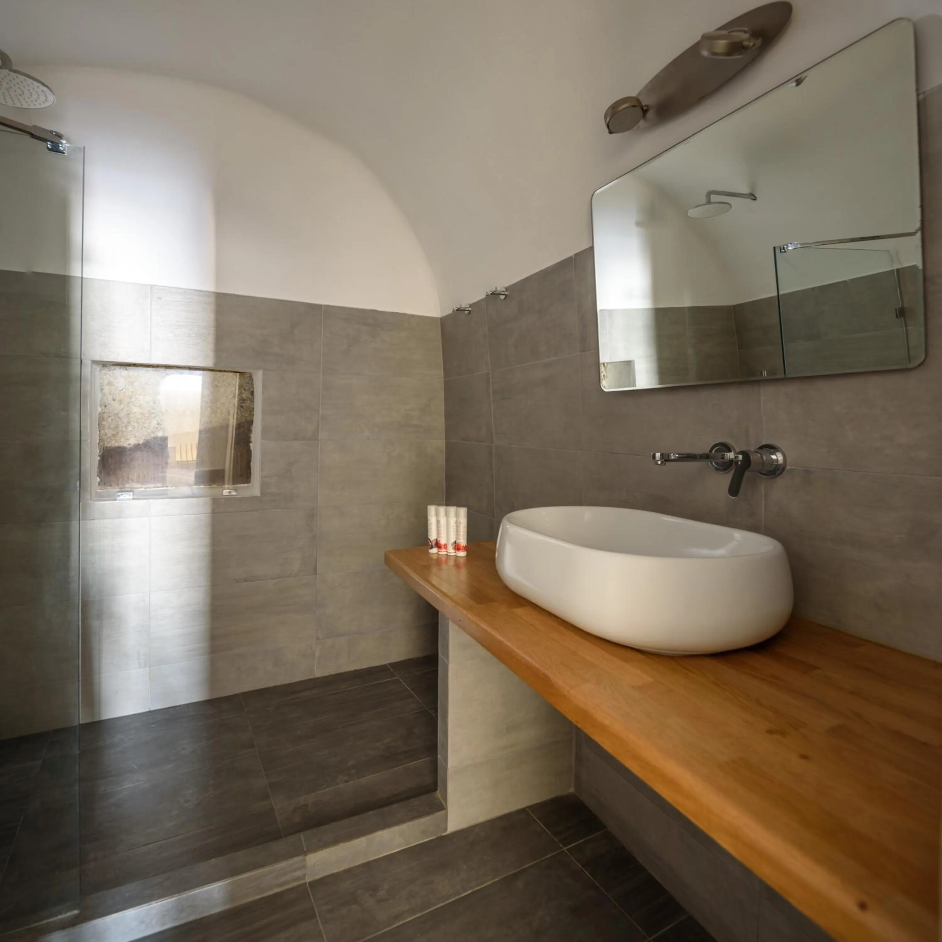 Shower in Heliotopos