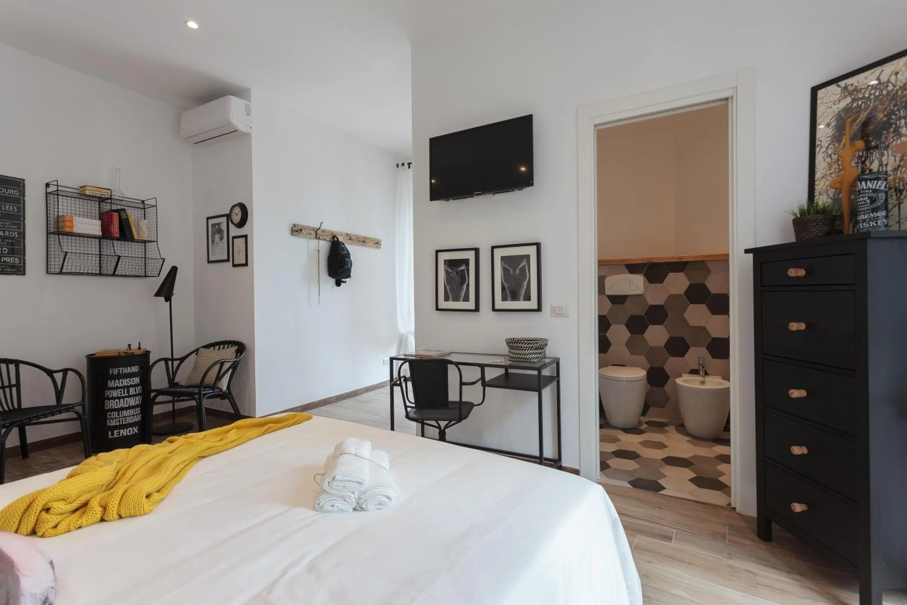 Photo of the whole room, Bed in Maison Coquette