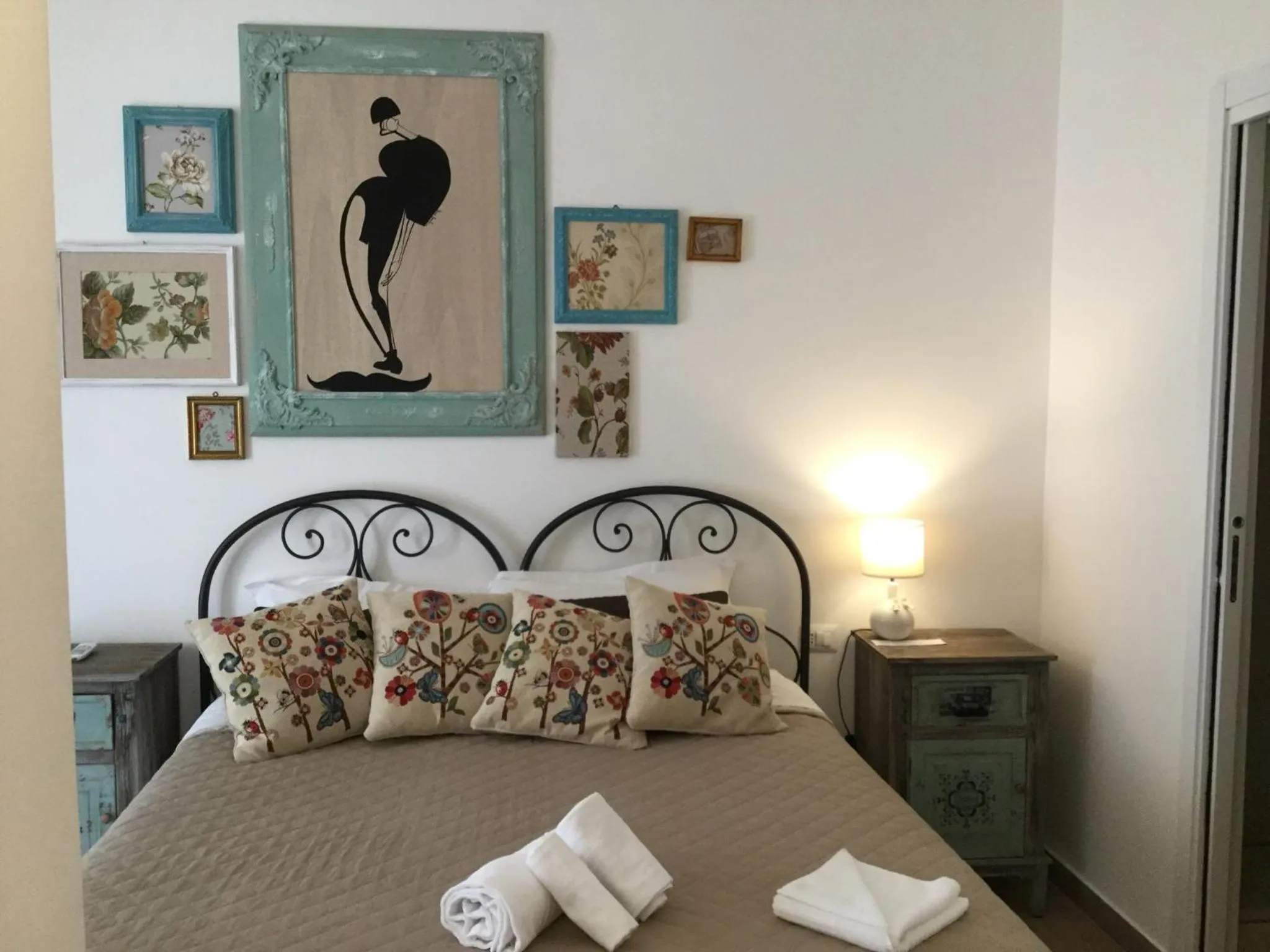 Photo of the whole room, Bed in Maison Coquette