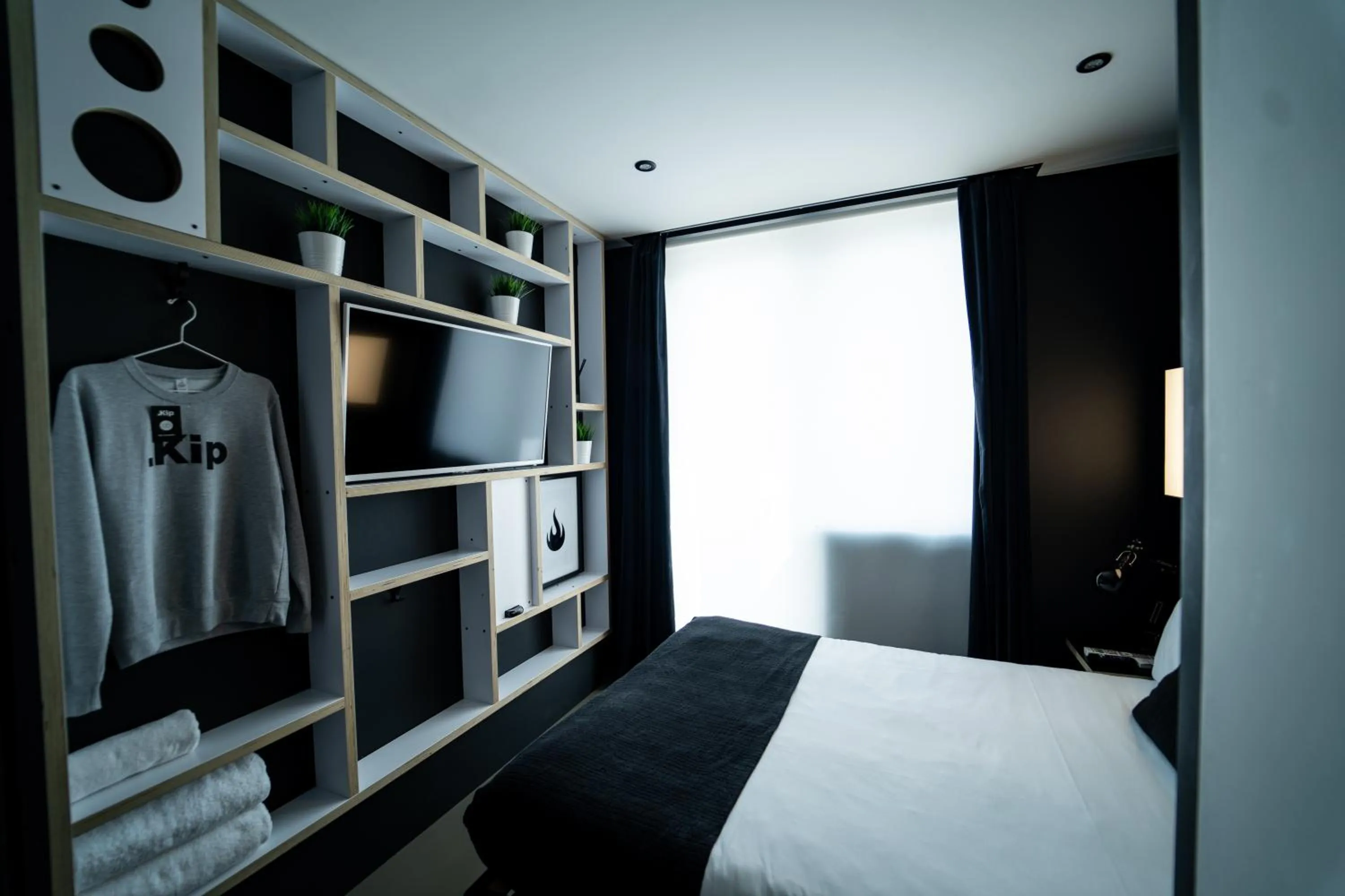 TV and multimedia, Bed in Kip Hotel