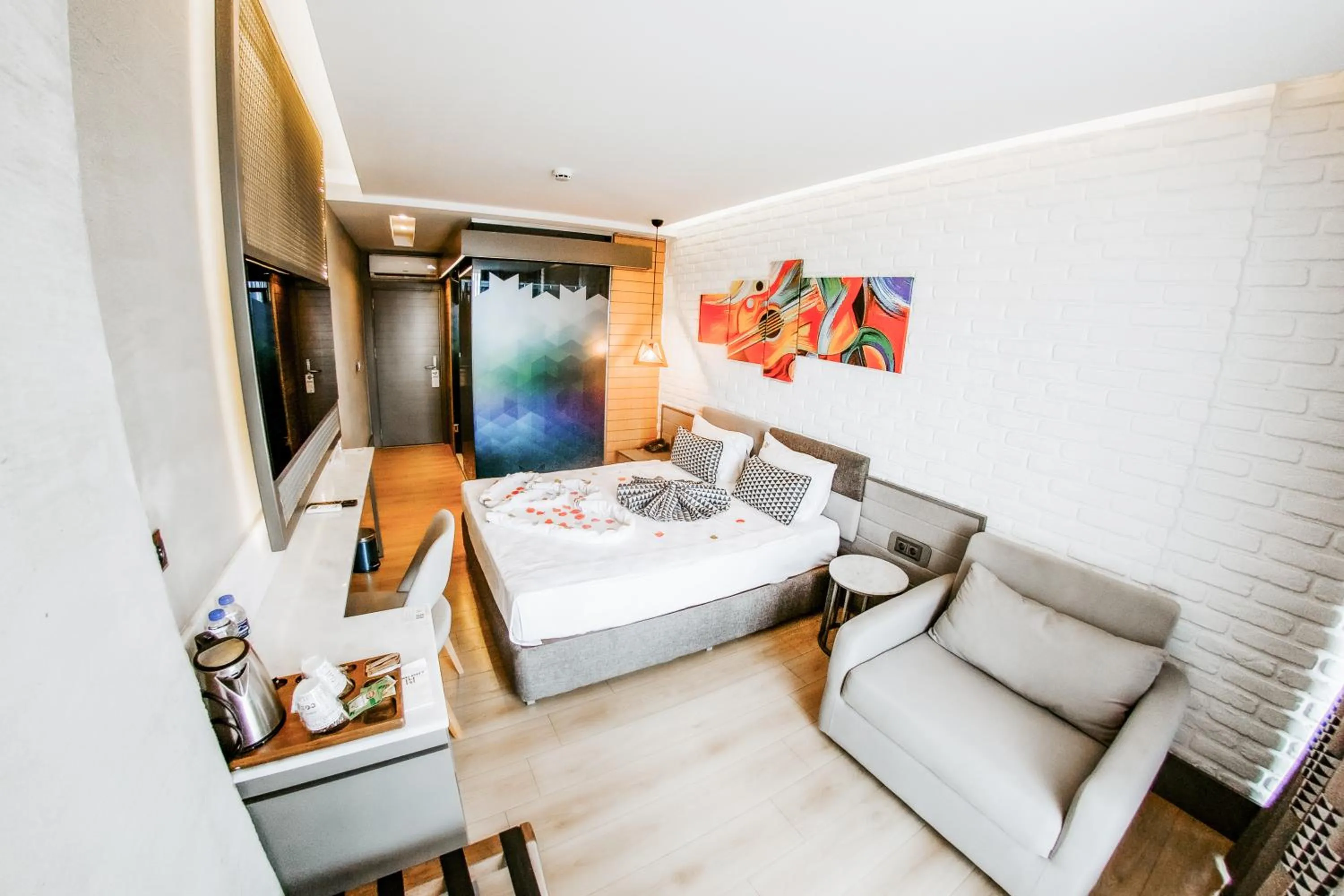 Shower, Bed in Laren Family Hotel & Spa - Boutique Class