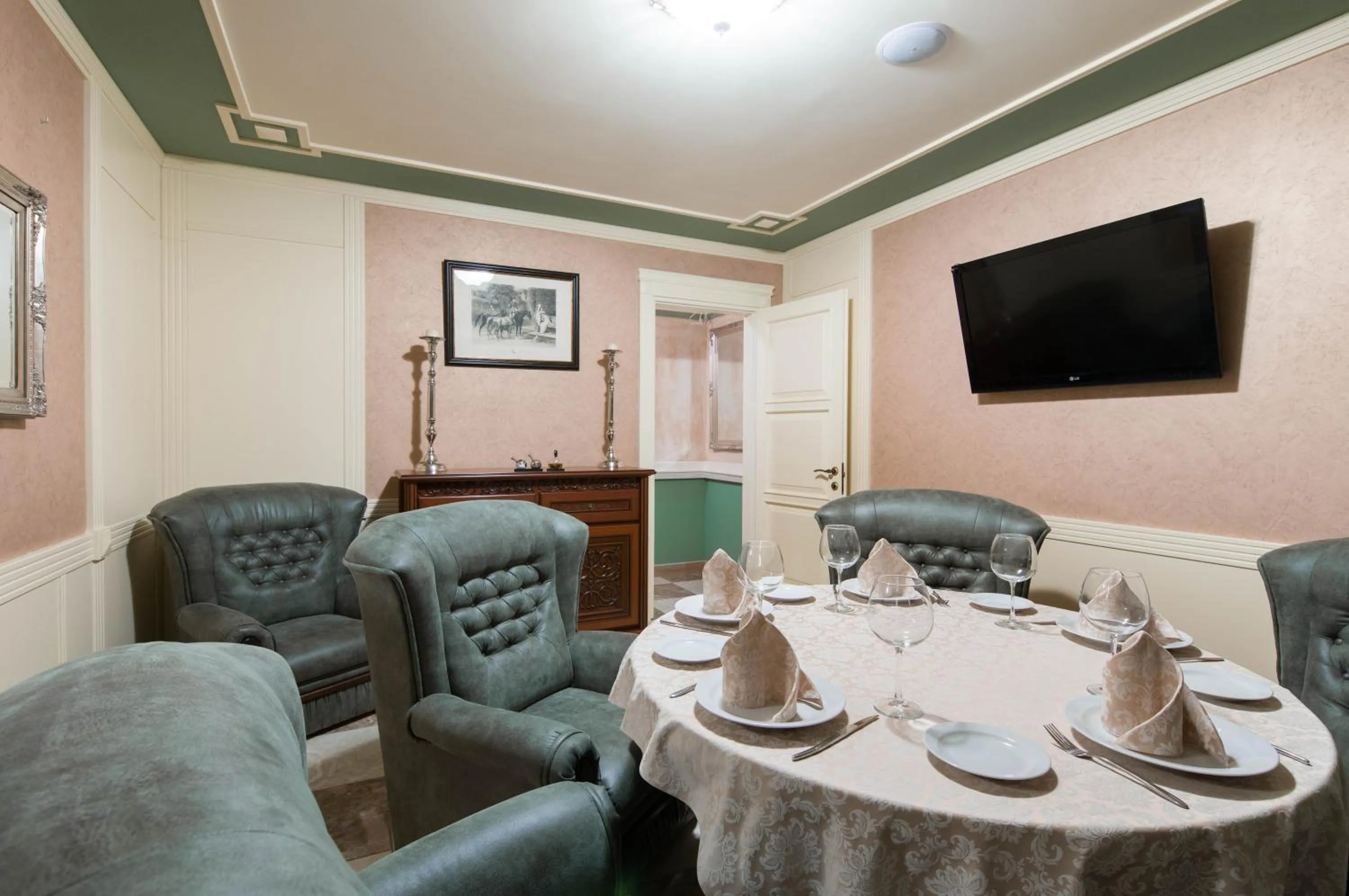 Restaurant/places to eat in Green Villa