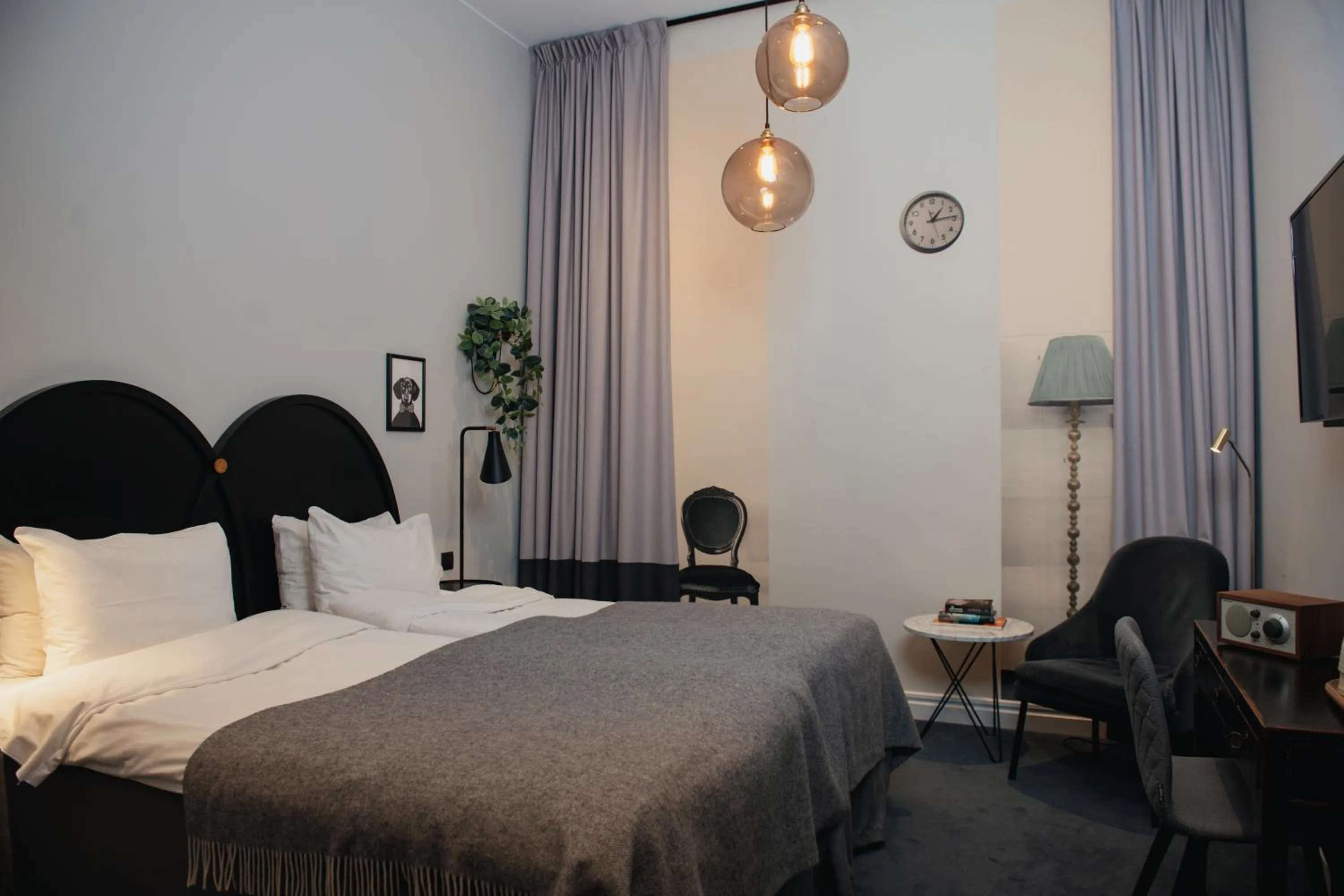 Property building, Bed in Home Hotel Borgen
