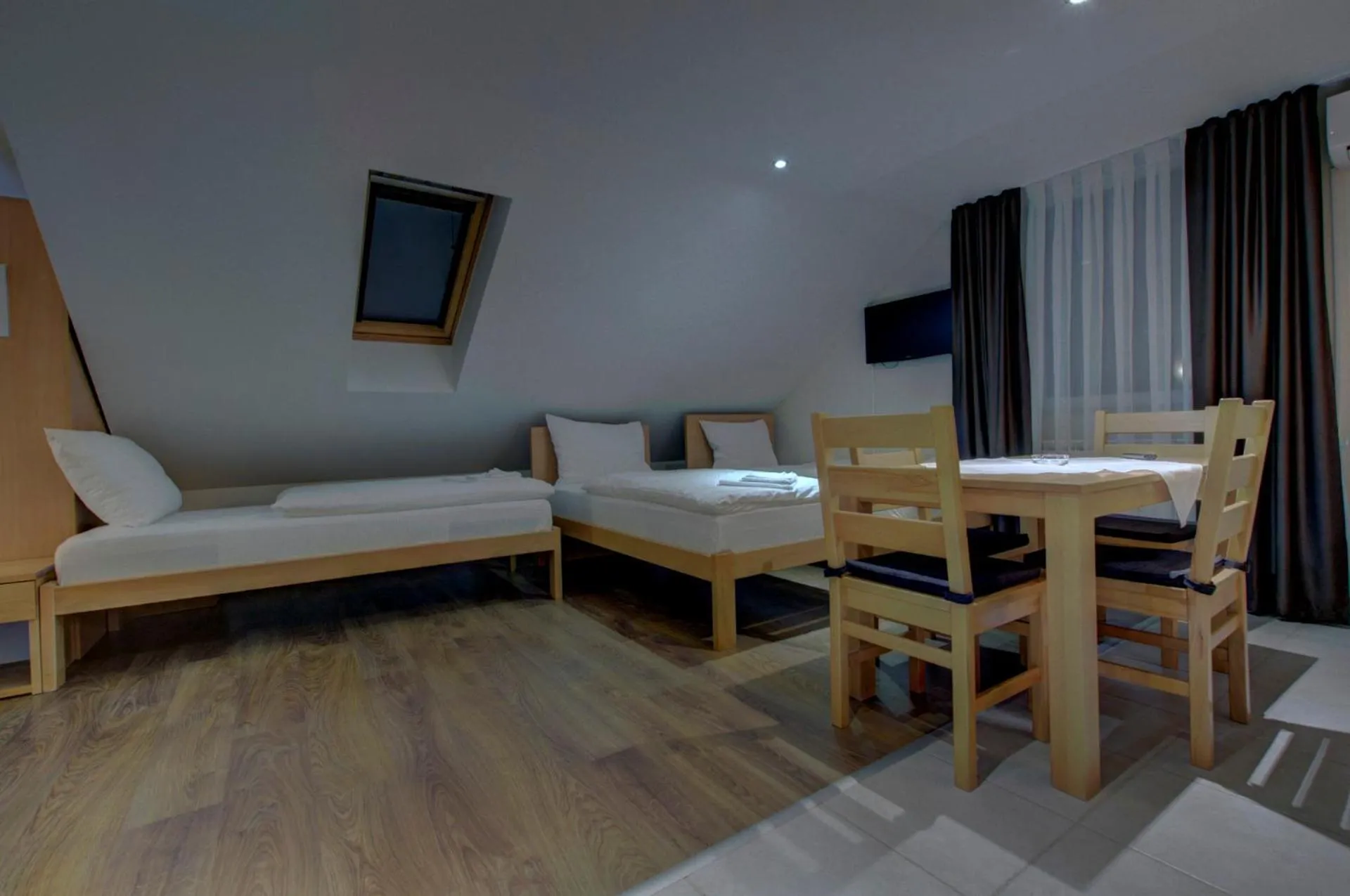 Bed in Tihe Noci Motel