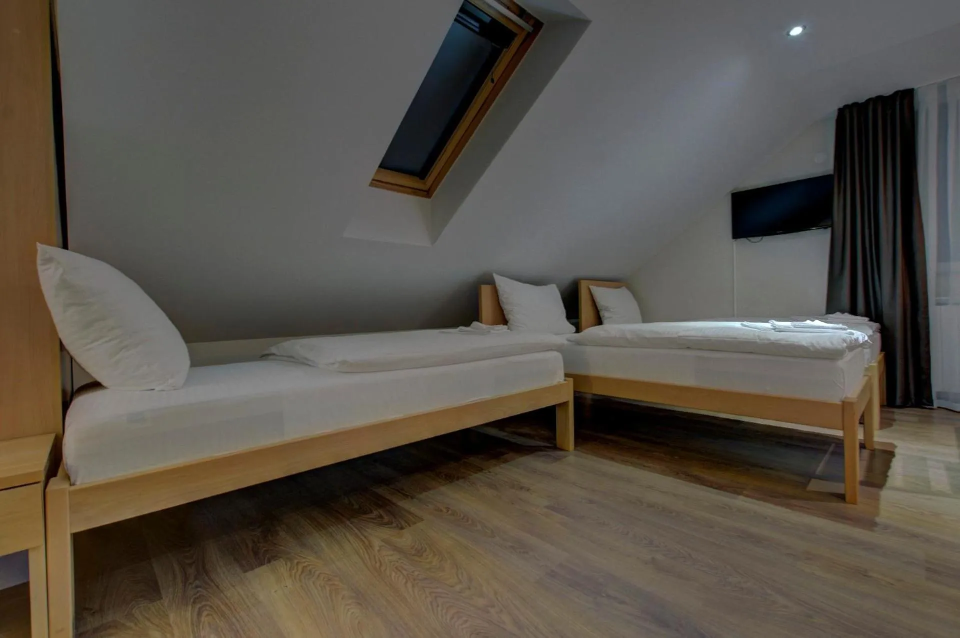 Bed in Tihe Noci Motel