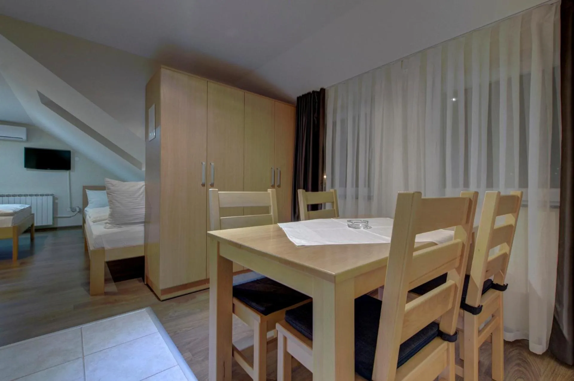 Bed in Tihe Noci Motel