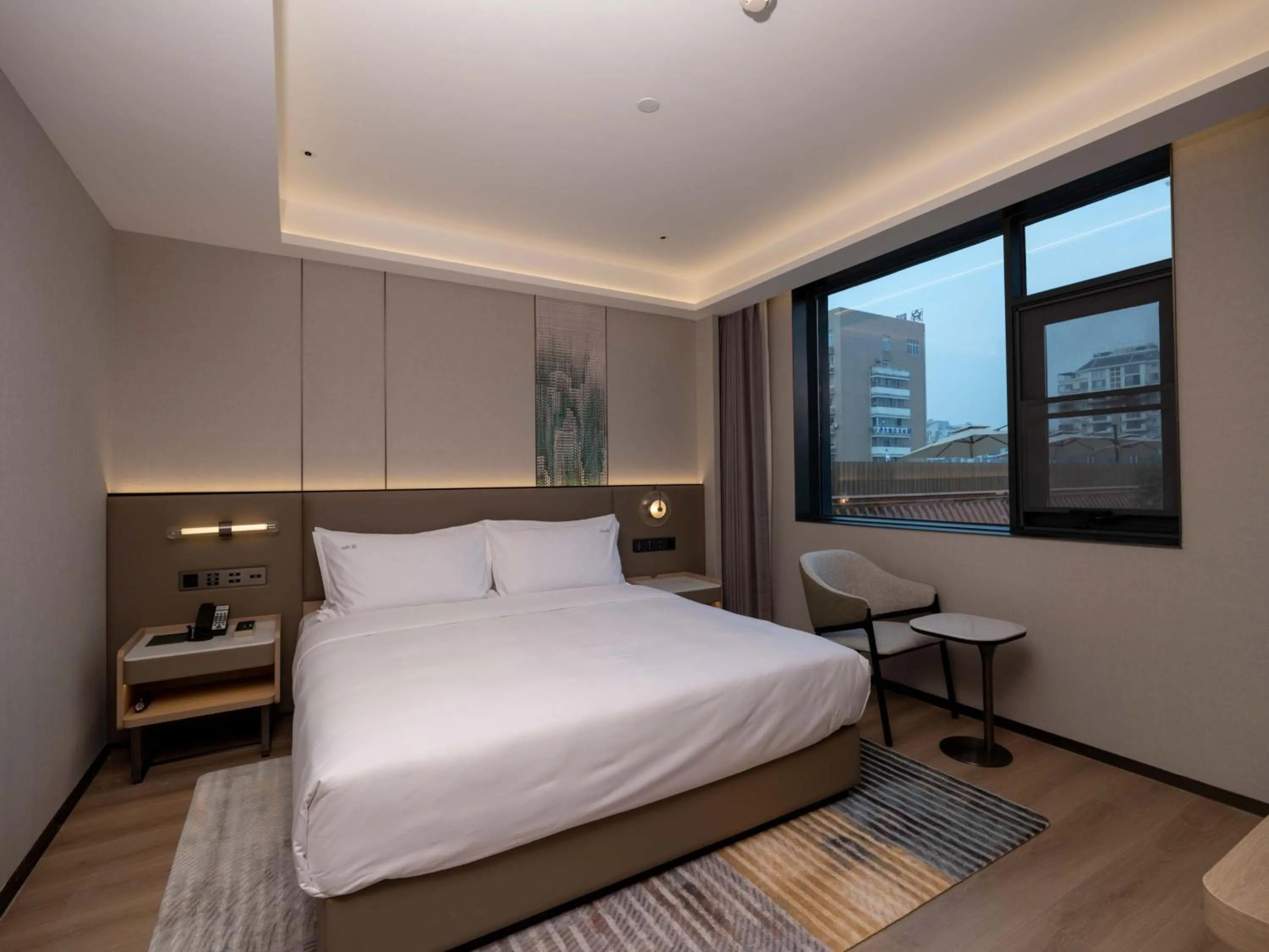 Photo of the whole room, Bed in Holiday Inn Guilin Qixing by IHG