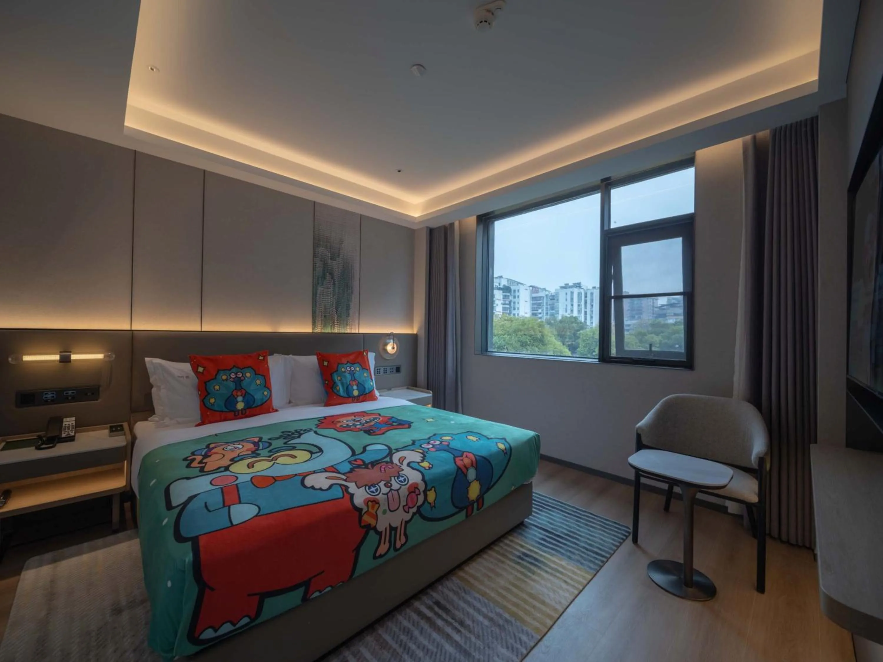 Photo of the whole room, Bed in Holiday Inn Guilin Qixing by IHG