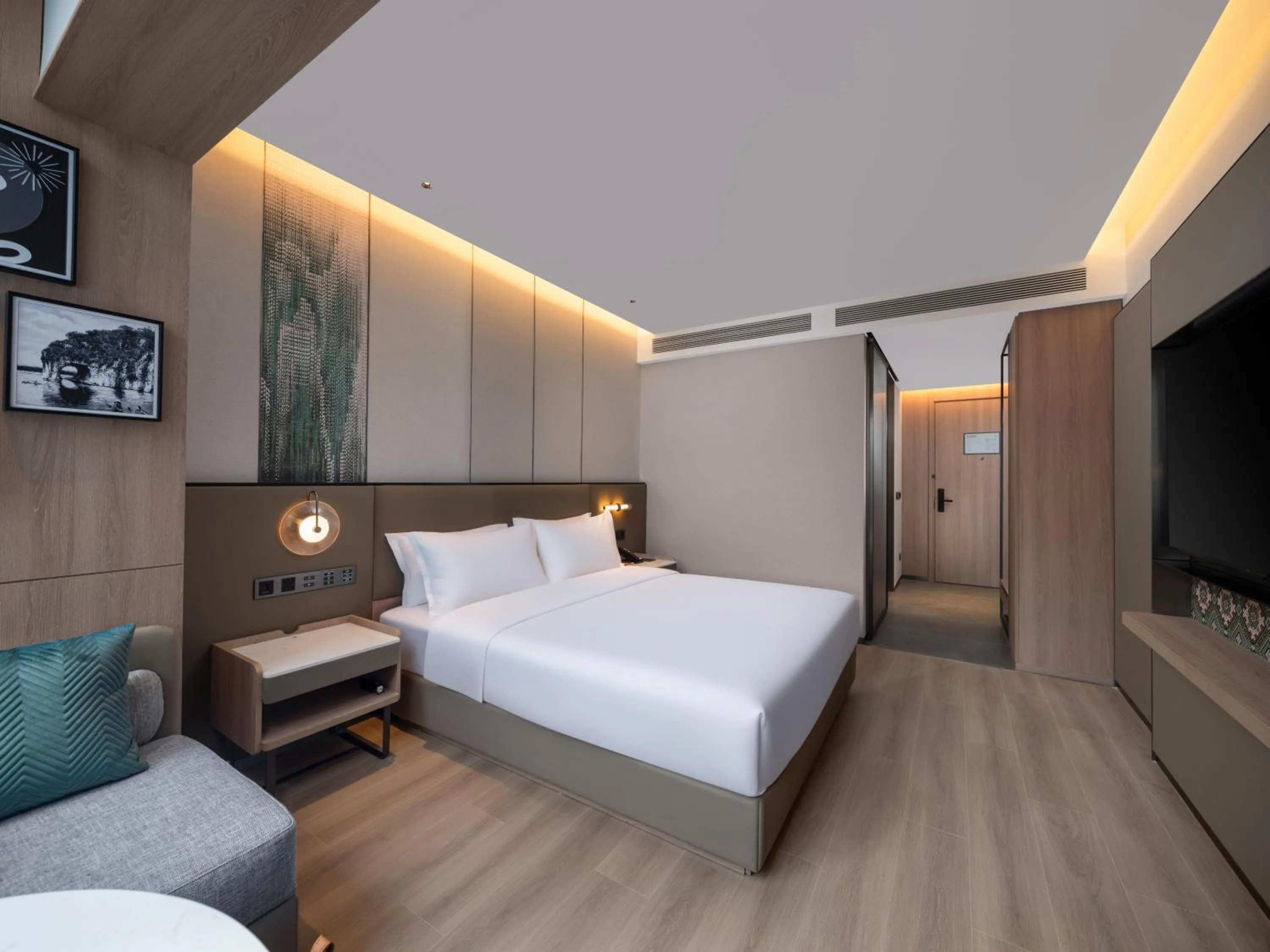 People, Bed in Holiday Inn Guilin Qixing by IHG