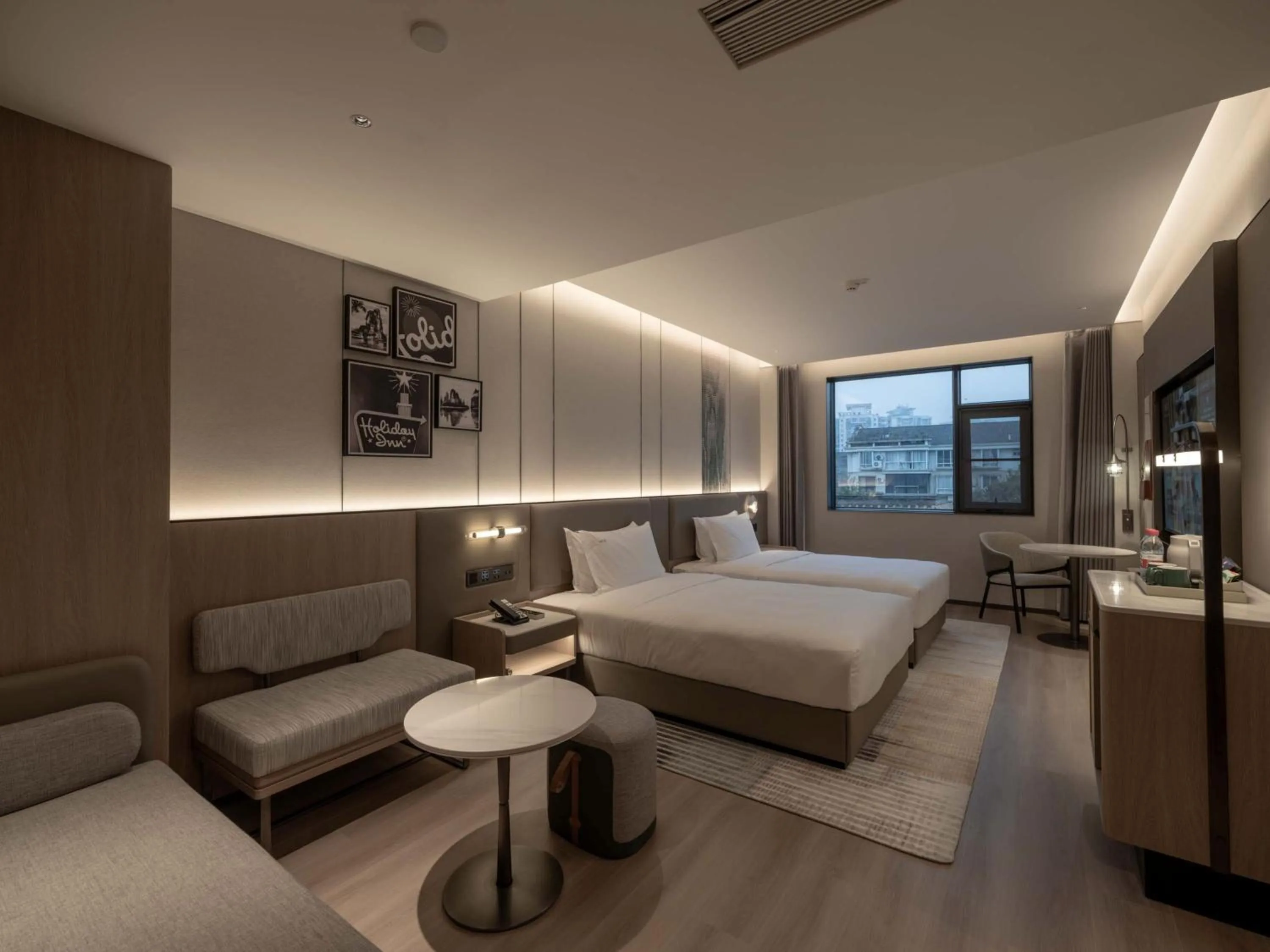 Photo of the whole room, Bed in Holiday Inn Guilin Qixing by IHG