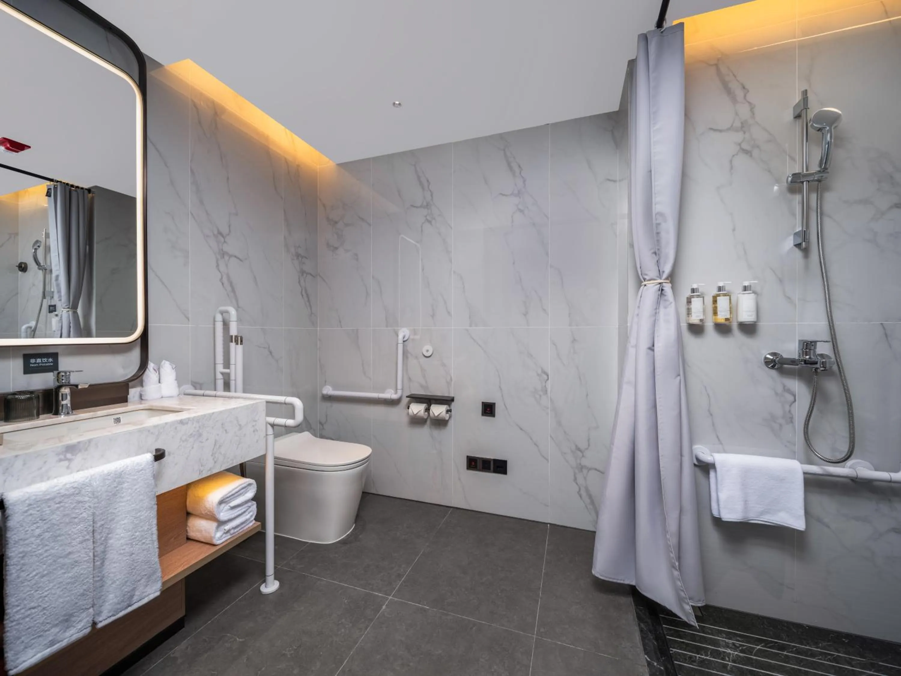 People in Holiday Inn Guilin Qixing by IHG