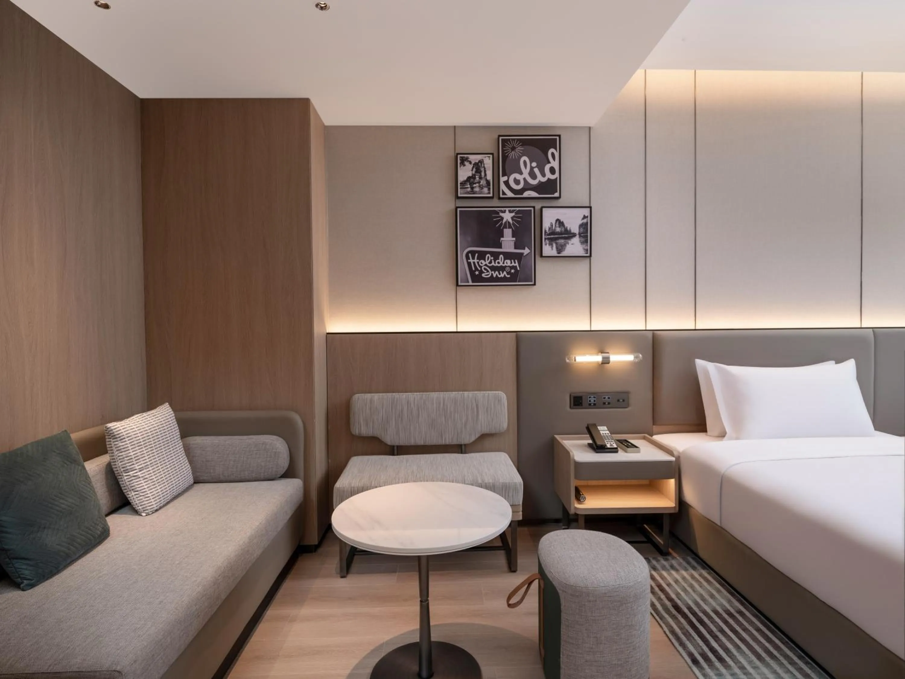 People, Bed in Holiday Inn Guilin Qixing by IHG