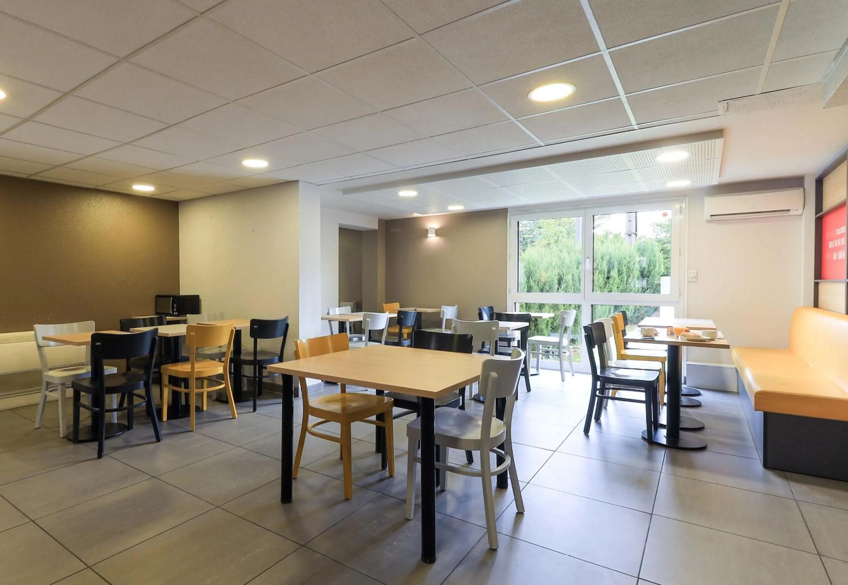 Restaurant/places to eat in B&B HOTEL Chalon-Sur-Saone Sud