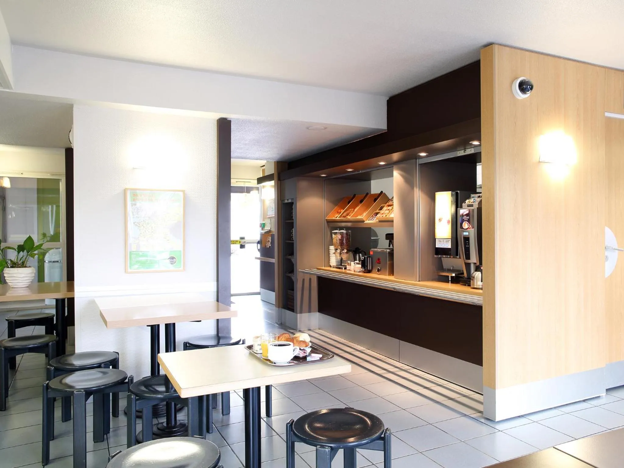 Restaurant/places to eat in B&B HOTEL Montpellier 2