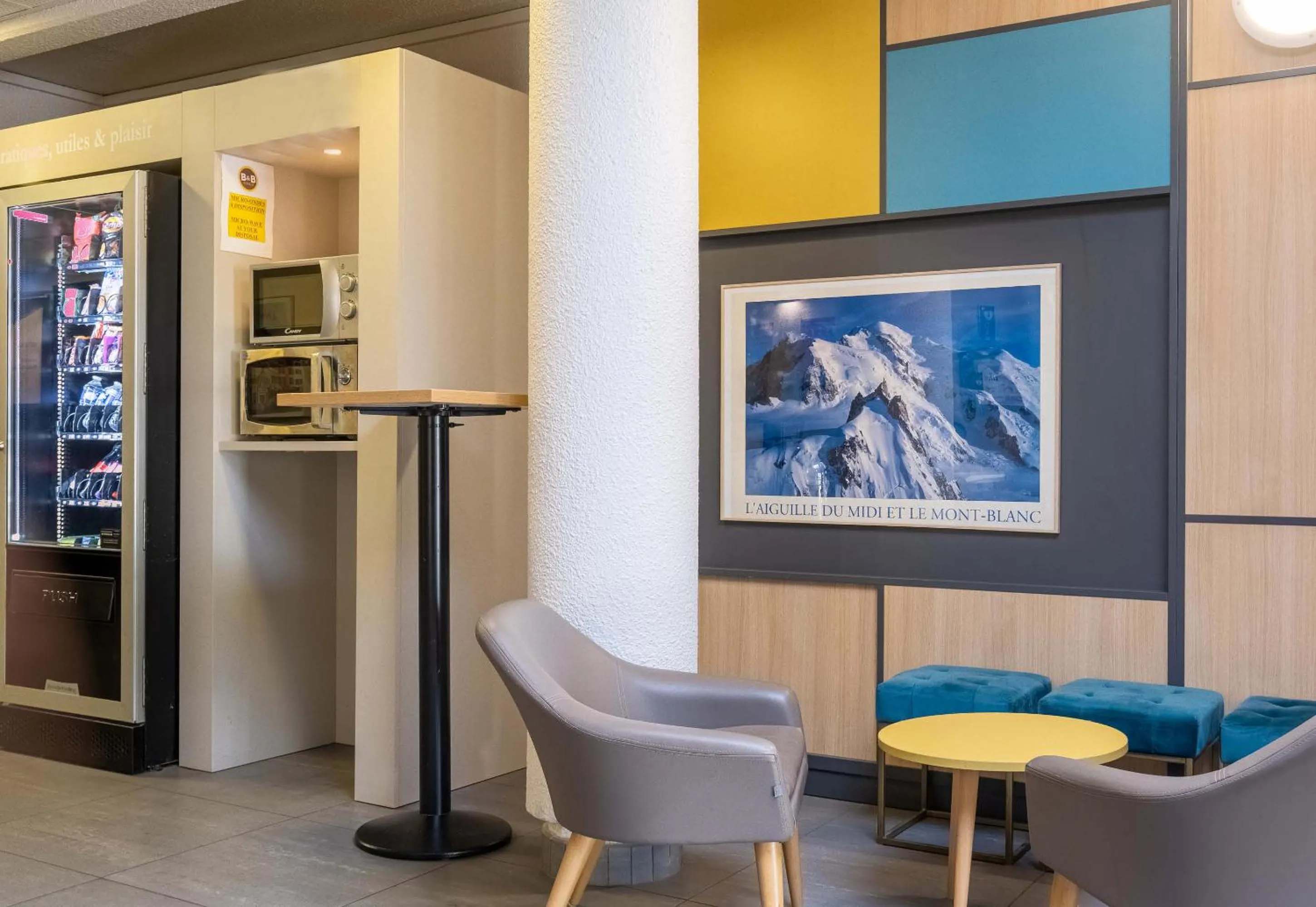 Lobby or reception in B&B HOTEL Annecy Argonay