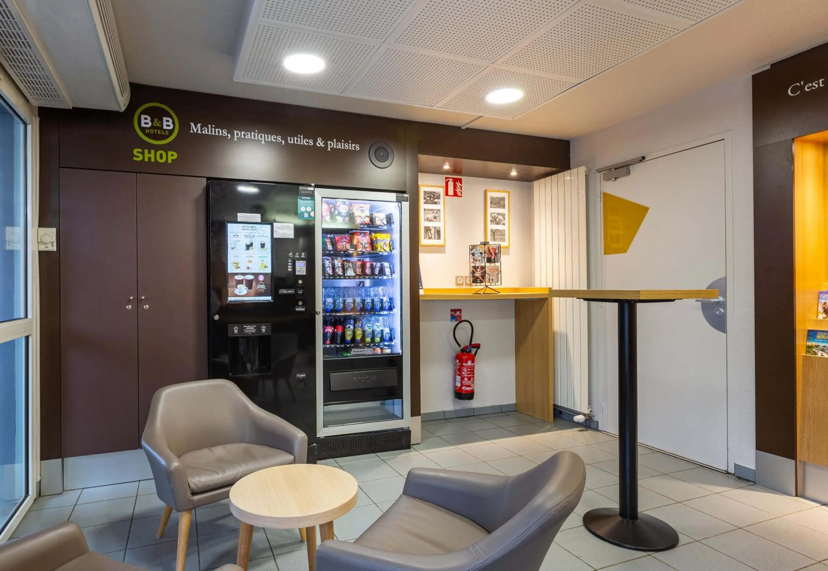 Lobby or reception in B&B HOTEL CHARTRES Le Forum