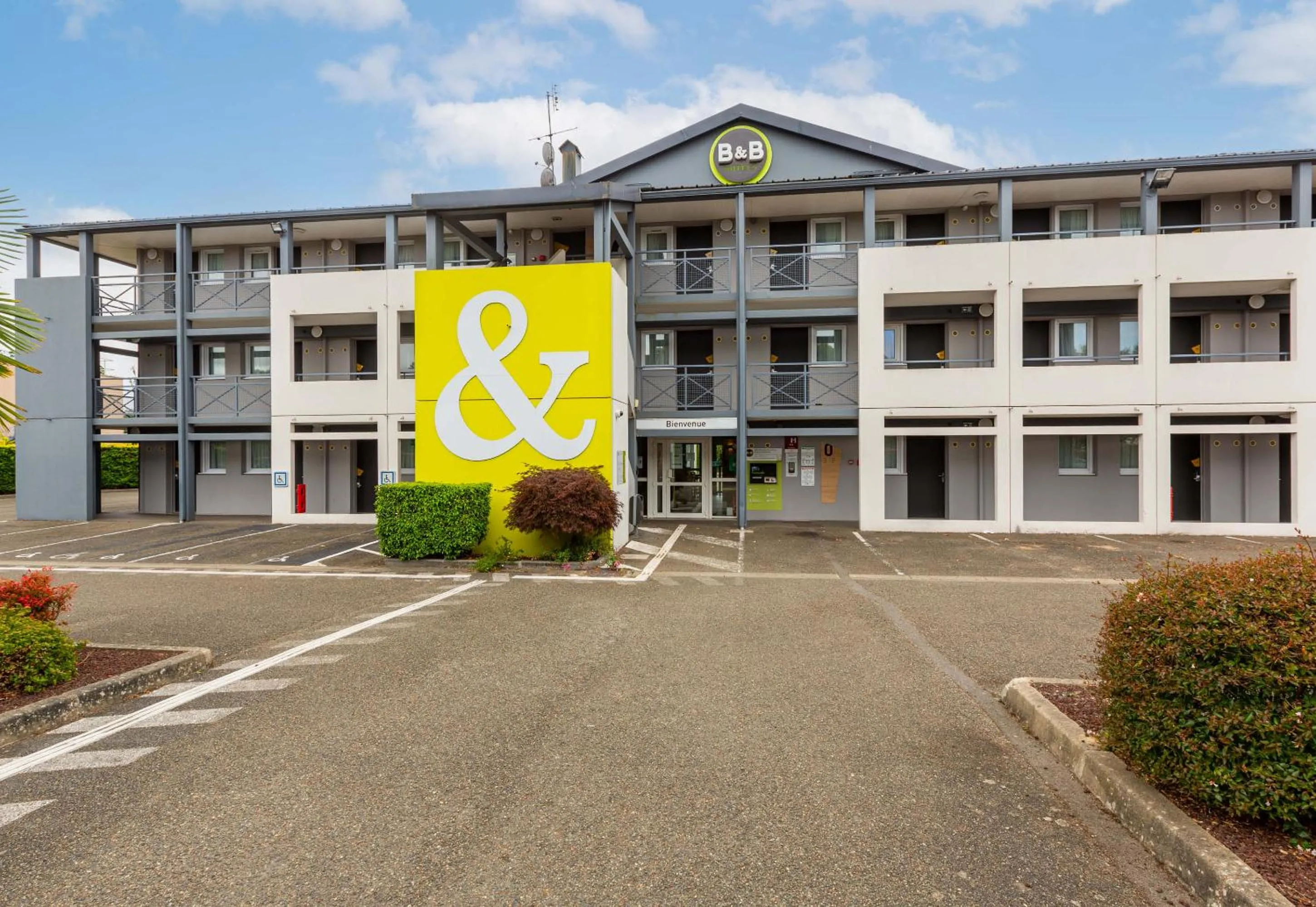 Facade/entrance in B&B HOTEL CHARTRES Le Forum
