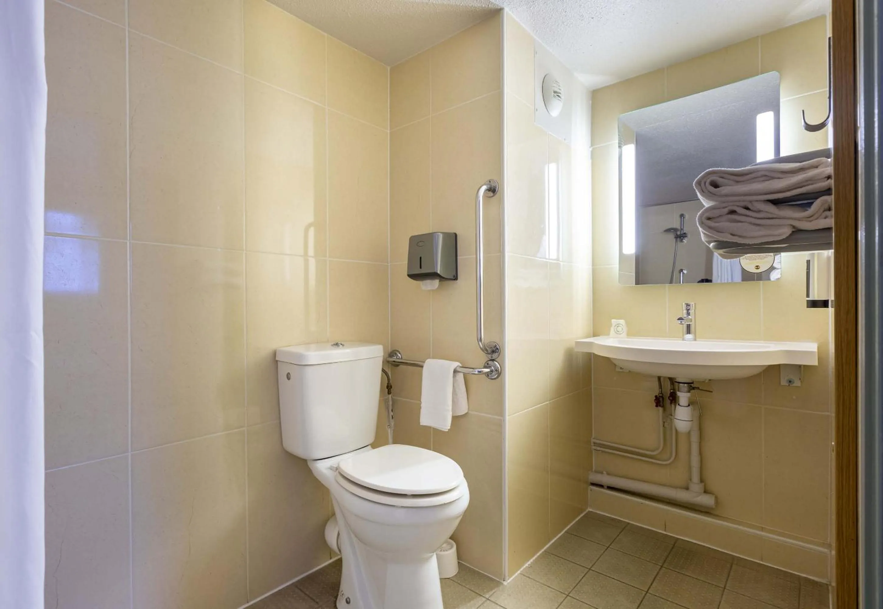 Bathroom in B&B HOTEL CHARTRES Le Forum