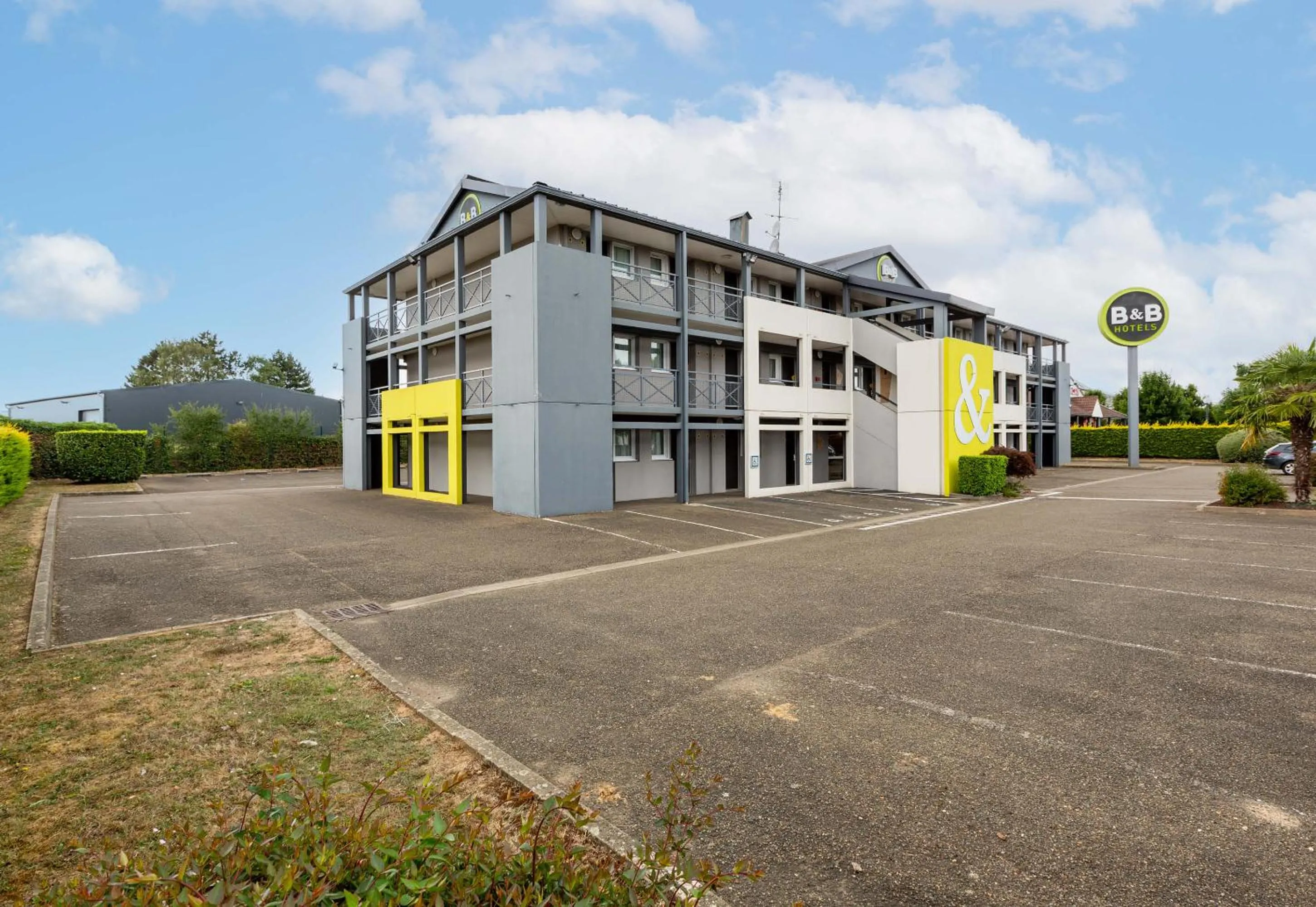 Facade/entrance in B&B HOTEL CHARTRES Le Forum