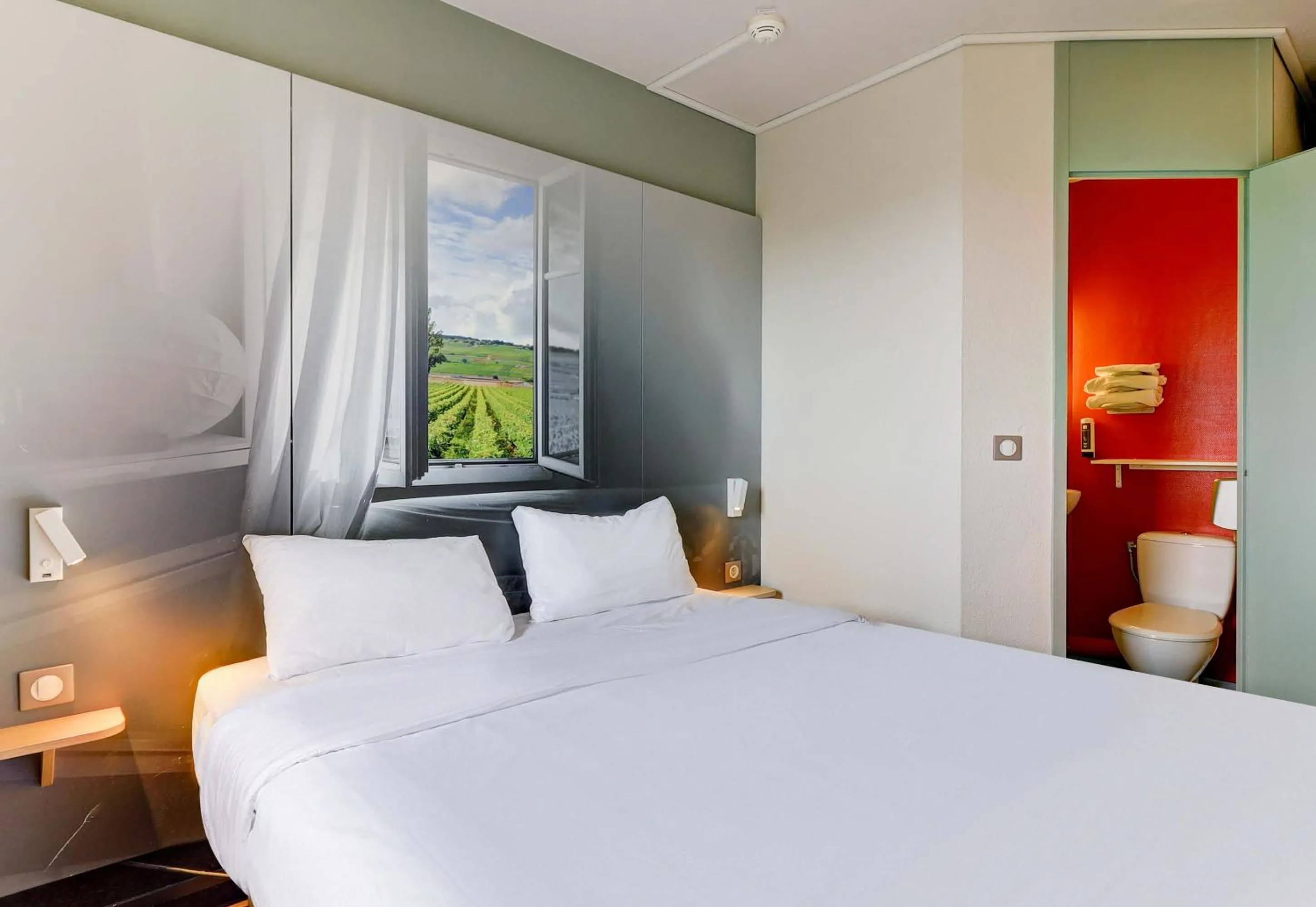 Bedroom, Bed in B&B HOTEL Beaune Sud 2