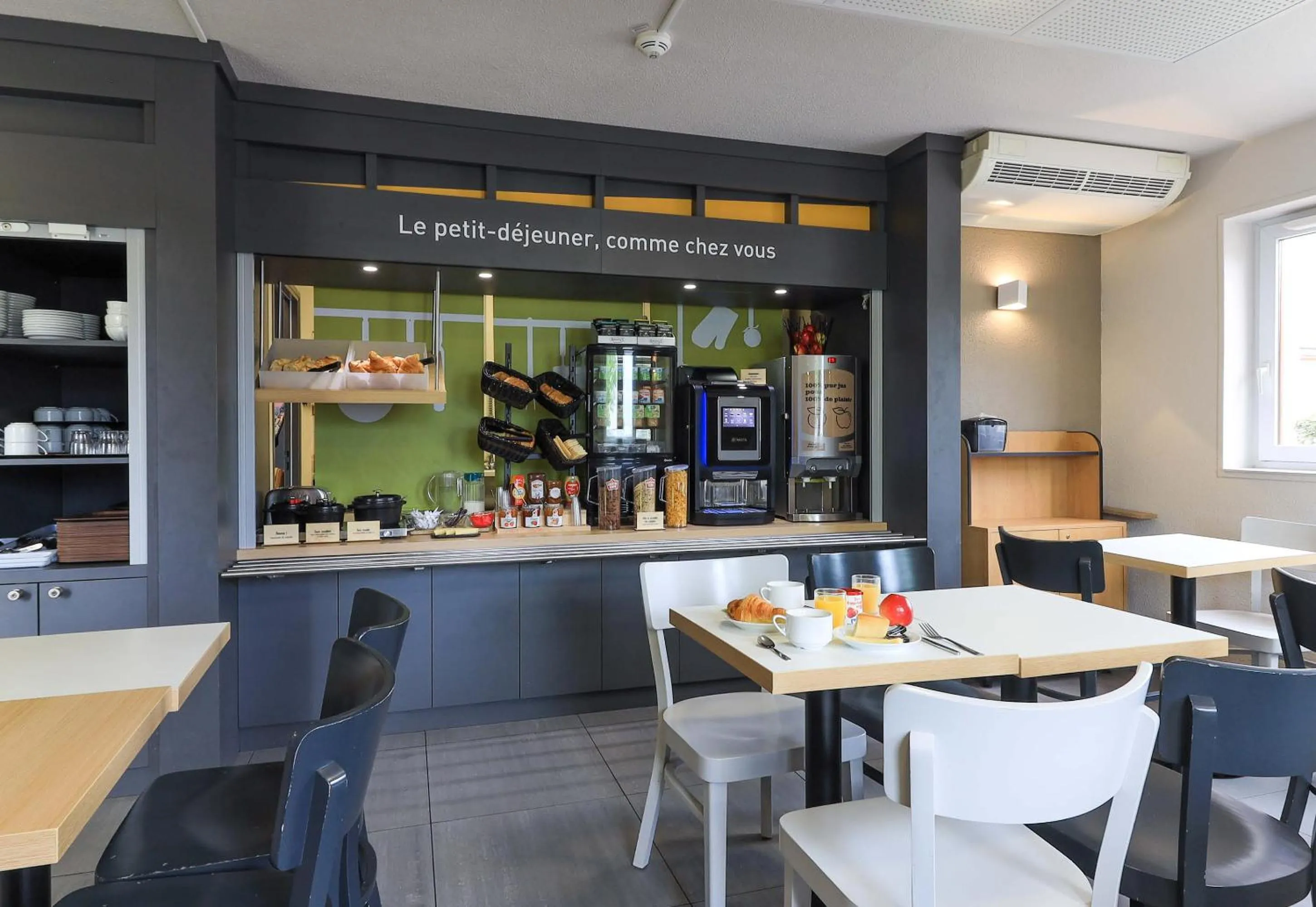 Breakfast in B&B HOTEL Beaune Sud 2