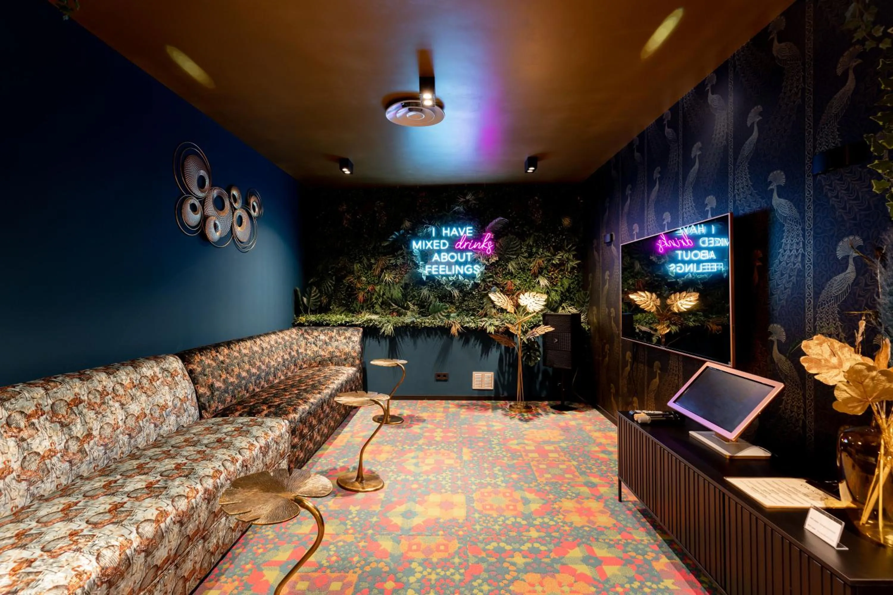 Karaoke in Shanghai Hotel Holland