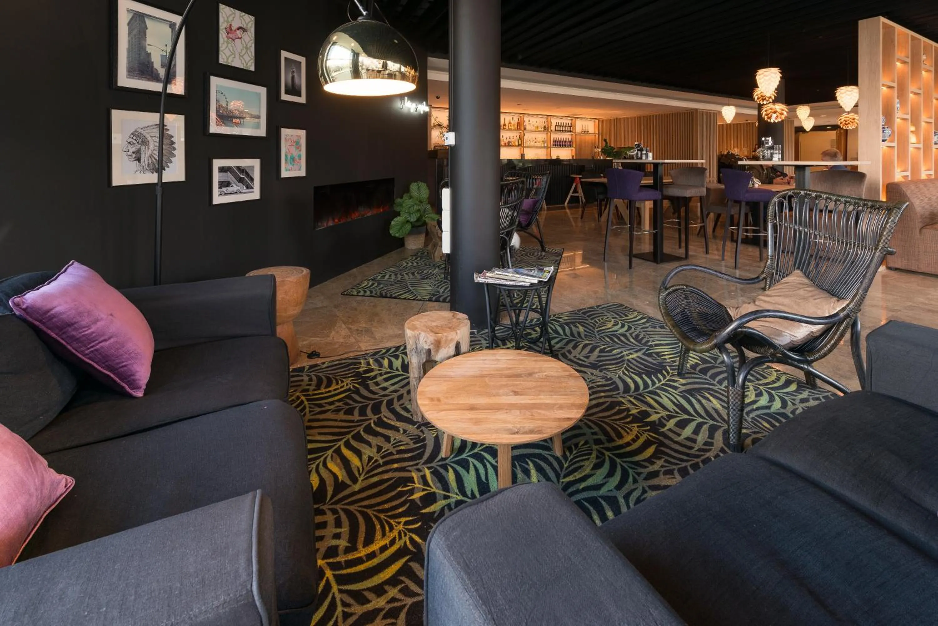 Communal lounge/ TV room in Shanghai Hotel Holland