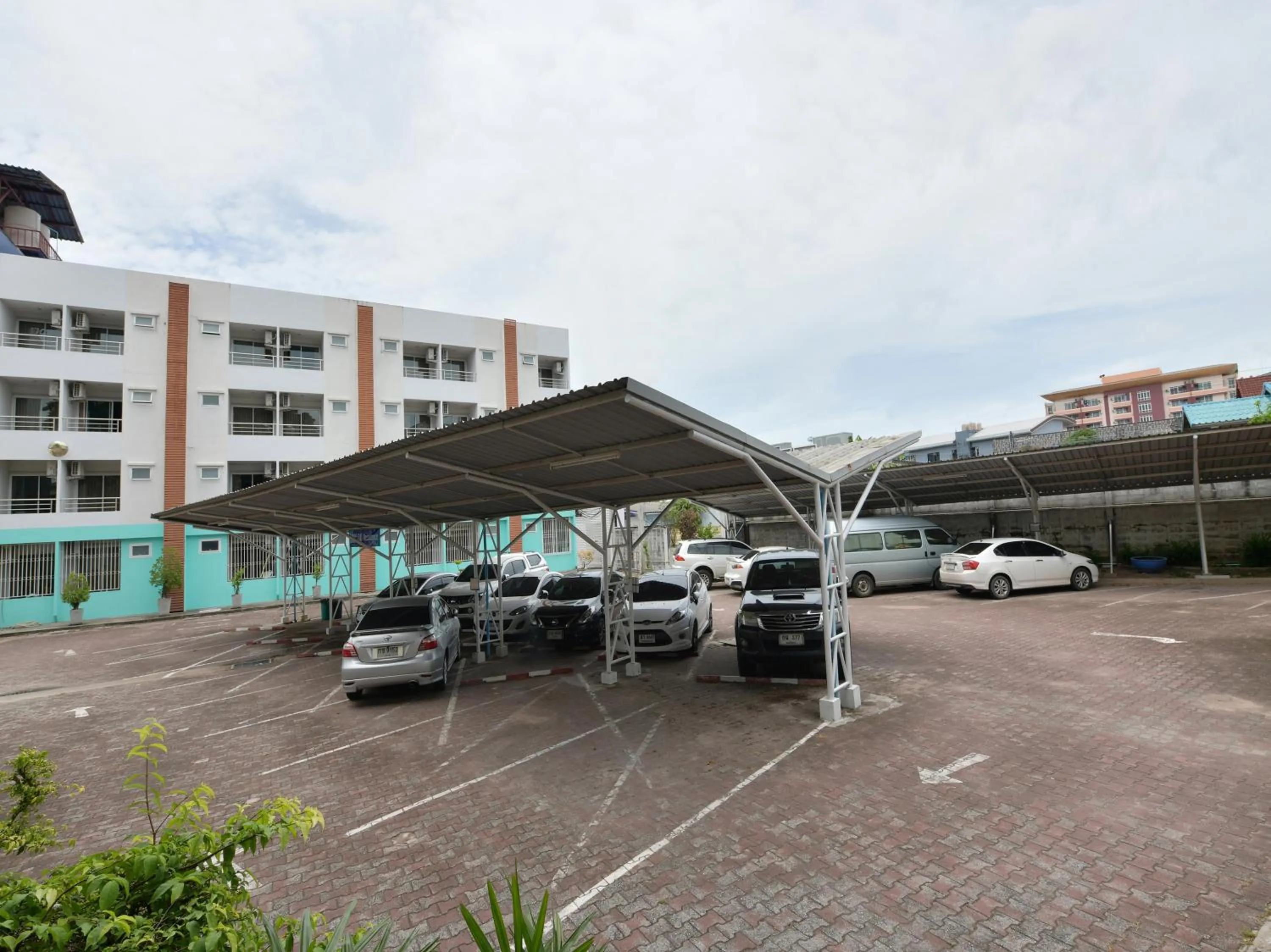 Facade/entrance in DD Residence