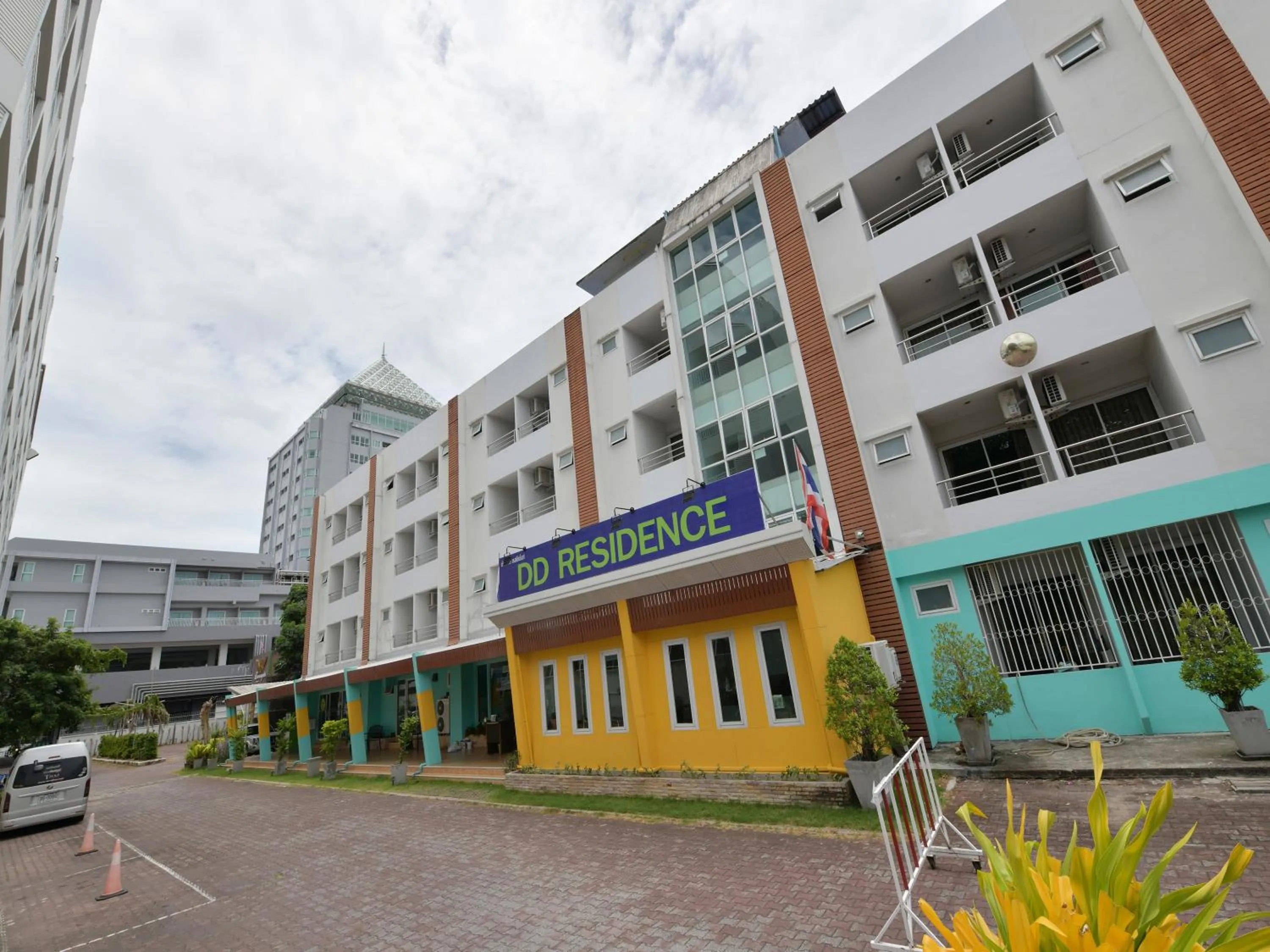 Facade/entrance in DD Residence