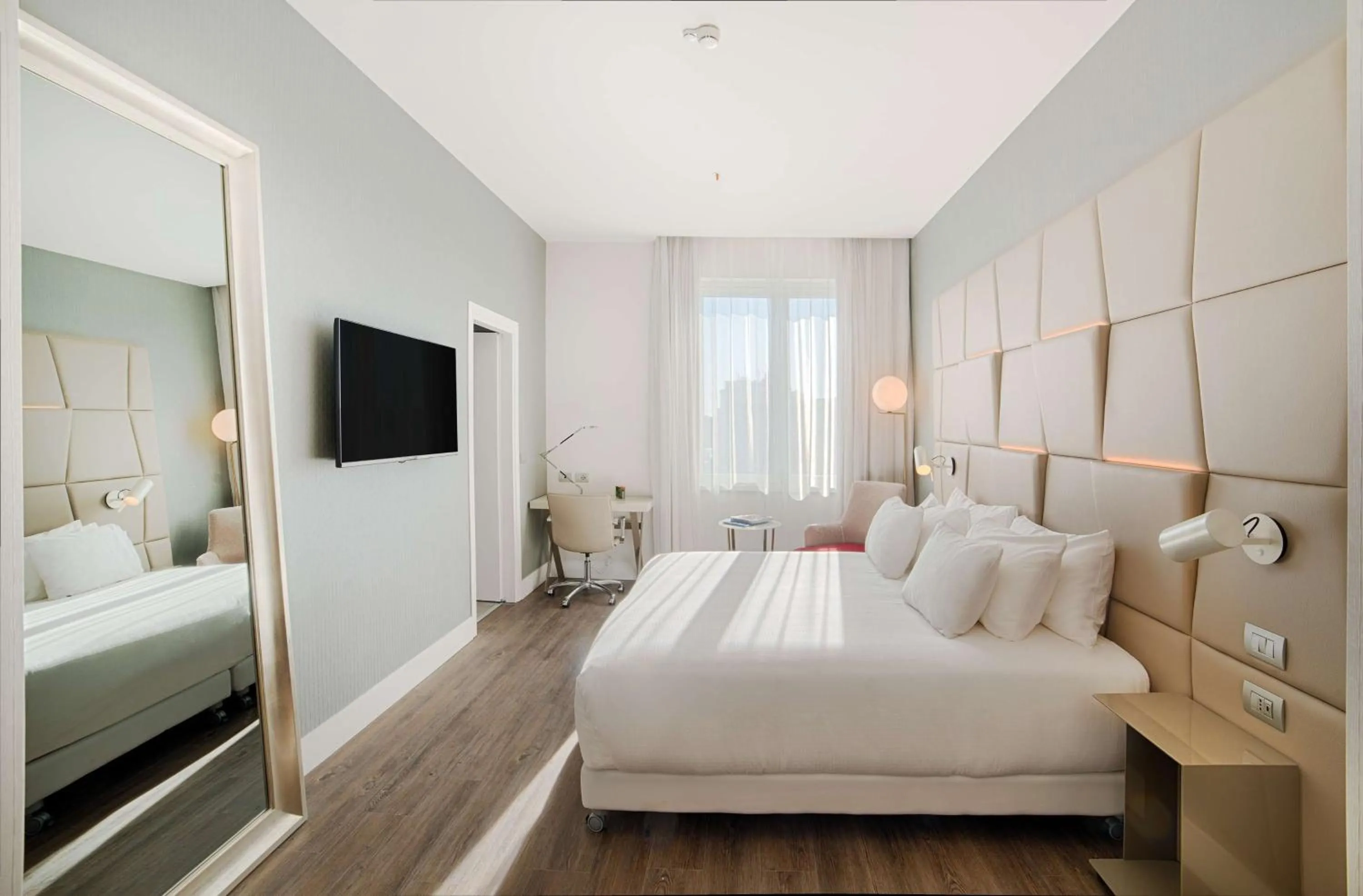 Photo of the whole room, Bed in NH Collection Palazzo Cinquecento