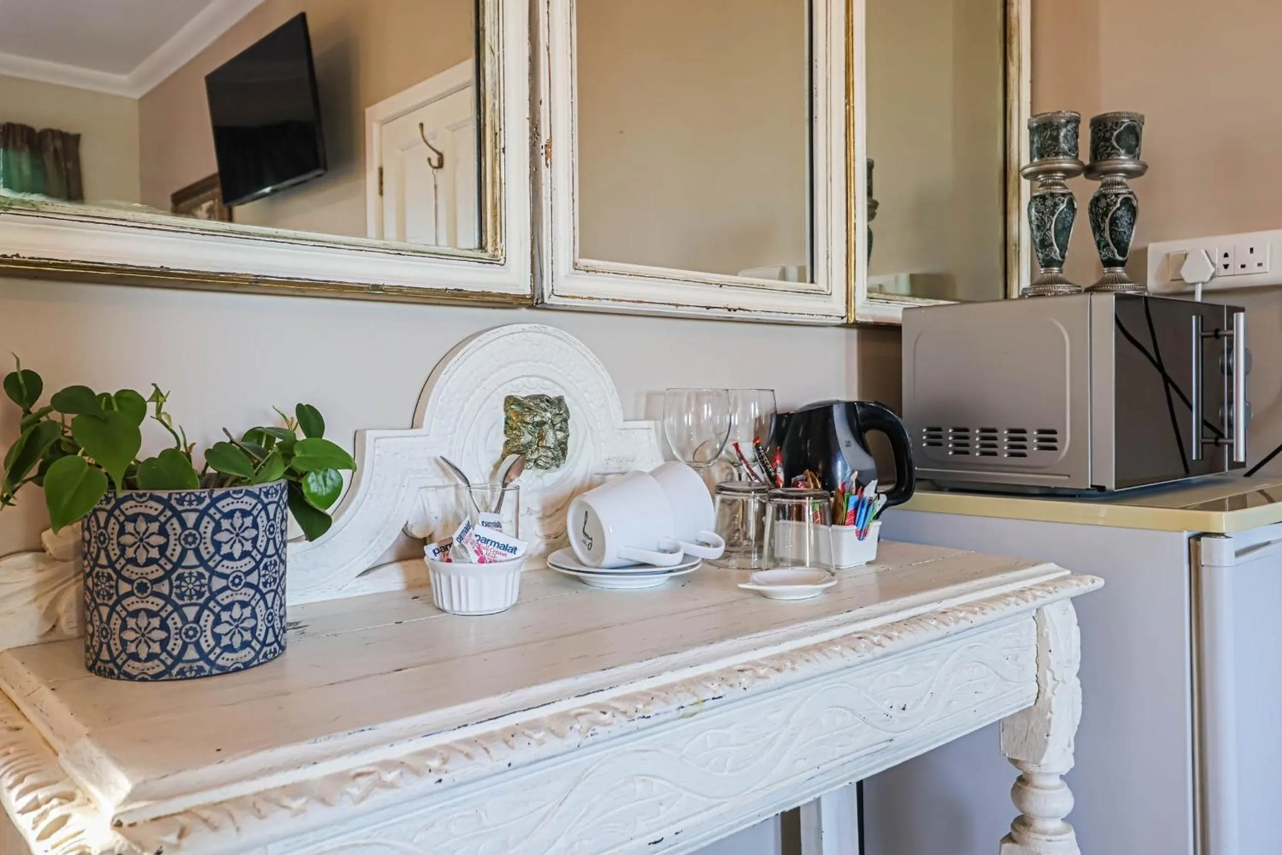 Coffee/tea facilities in Amber Guest Lodge