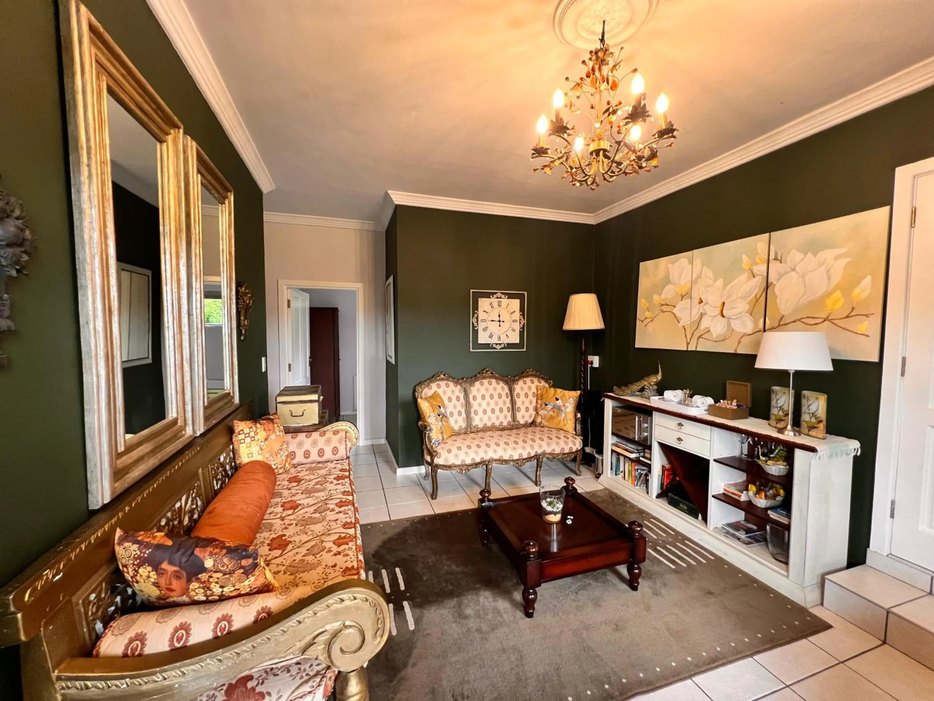 TV and multimedia in Amber Guest Lodge