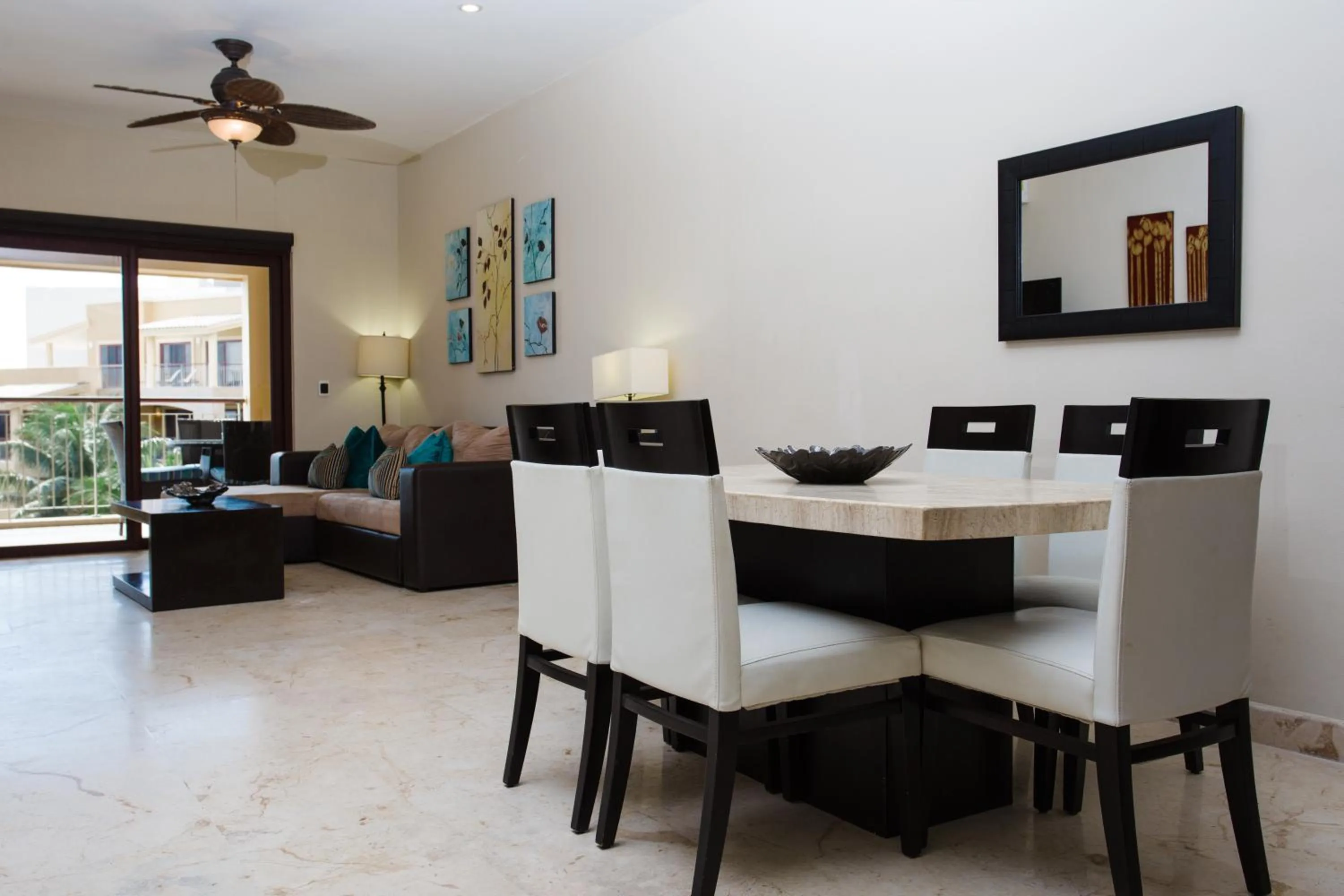 Dining area in Oceanfront el Faro Surf 302