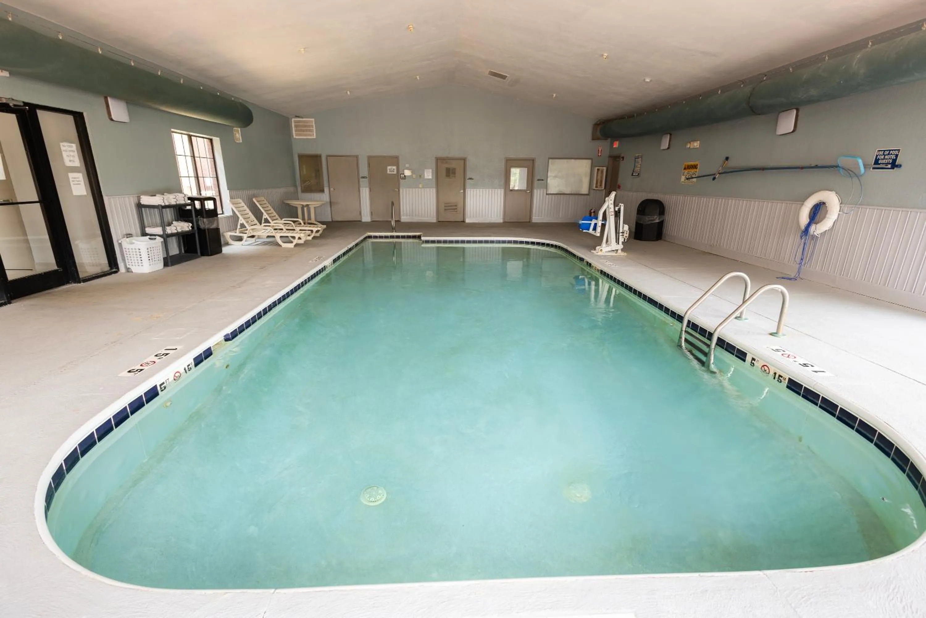 Swimming pool in Countryside Inn and Suites