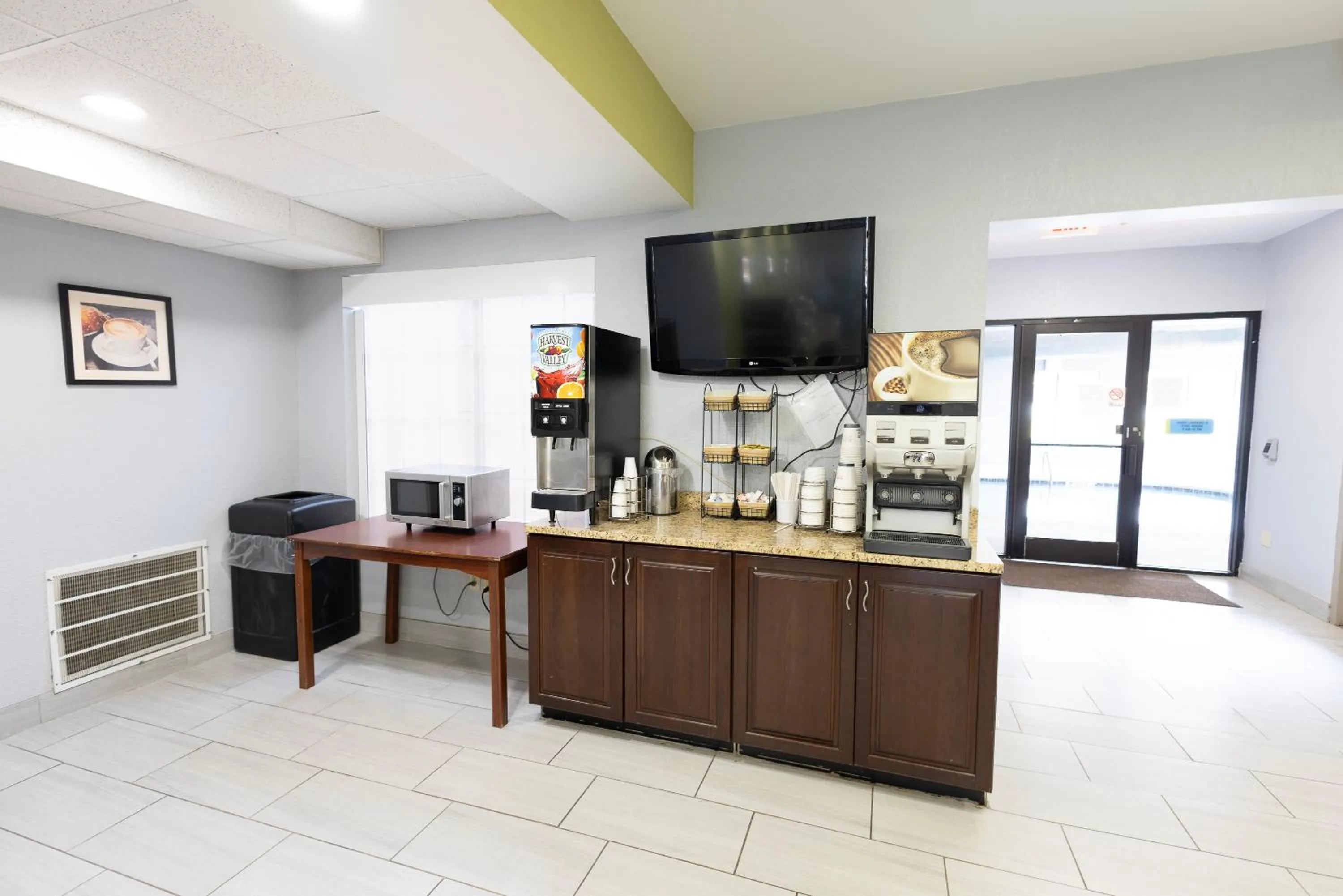 Coffee/tea facilities in Countryside Inn and Suites