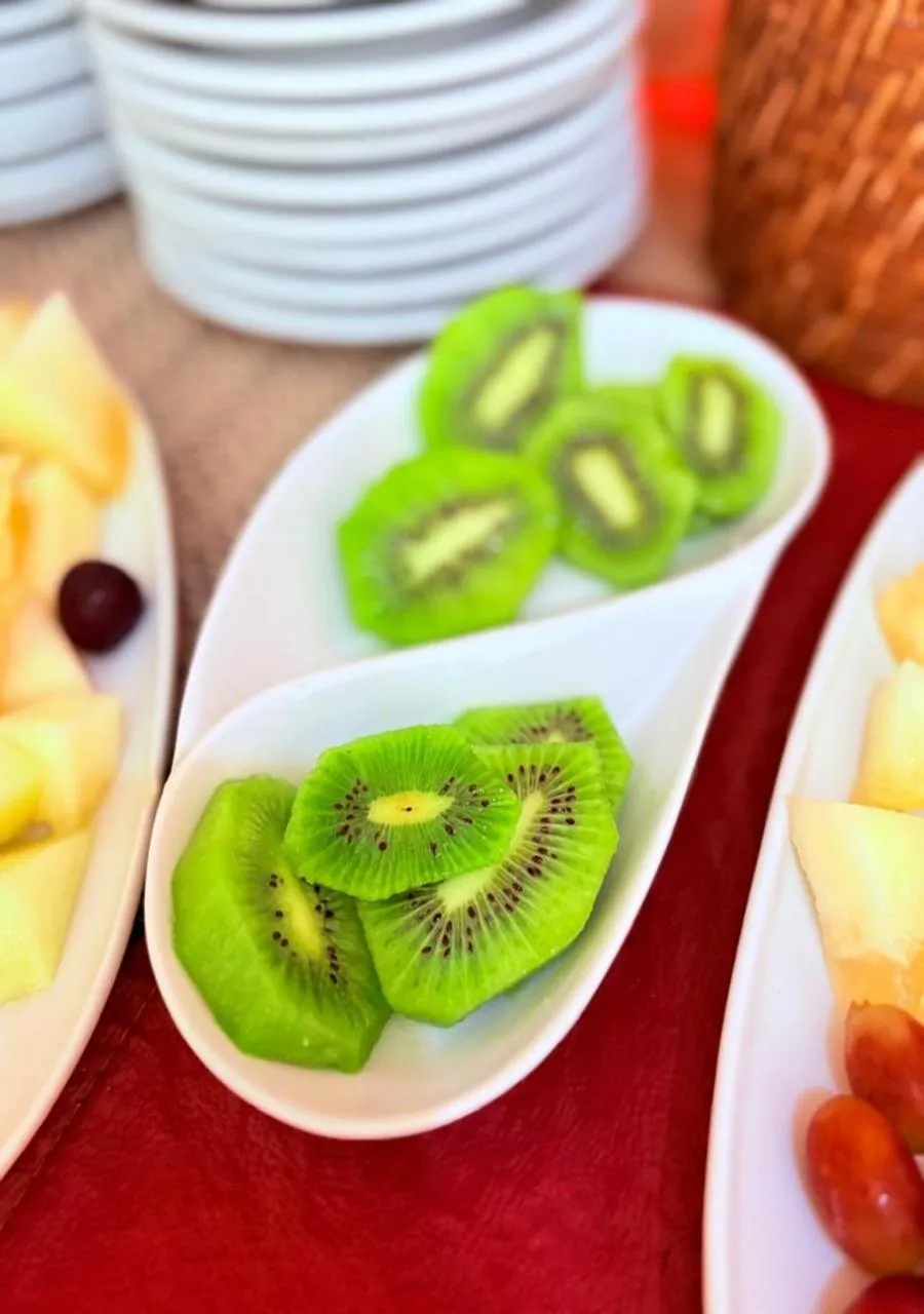 Breakfast in Hotel Rosa da Ilha Guaruja - 80m do mar, 02 piscinas, sala de jogos, brinquedão de percurso para crianças