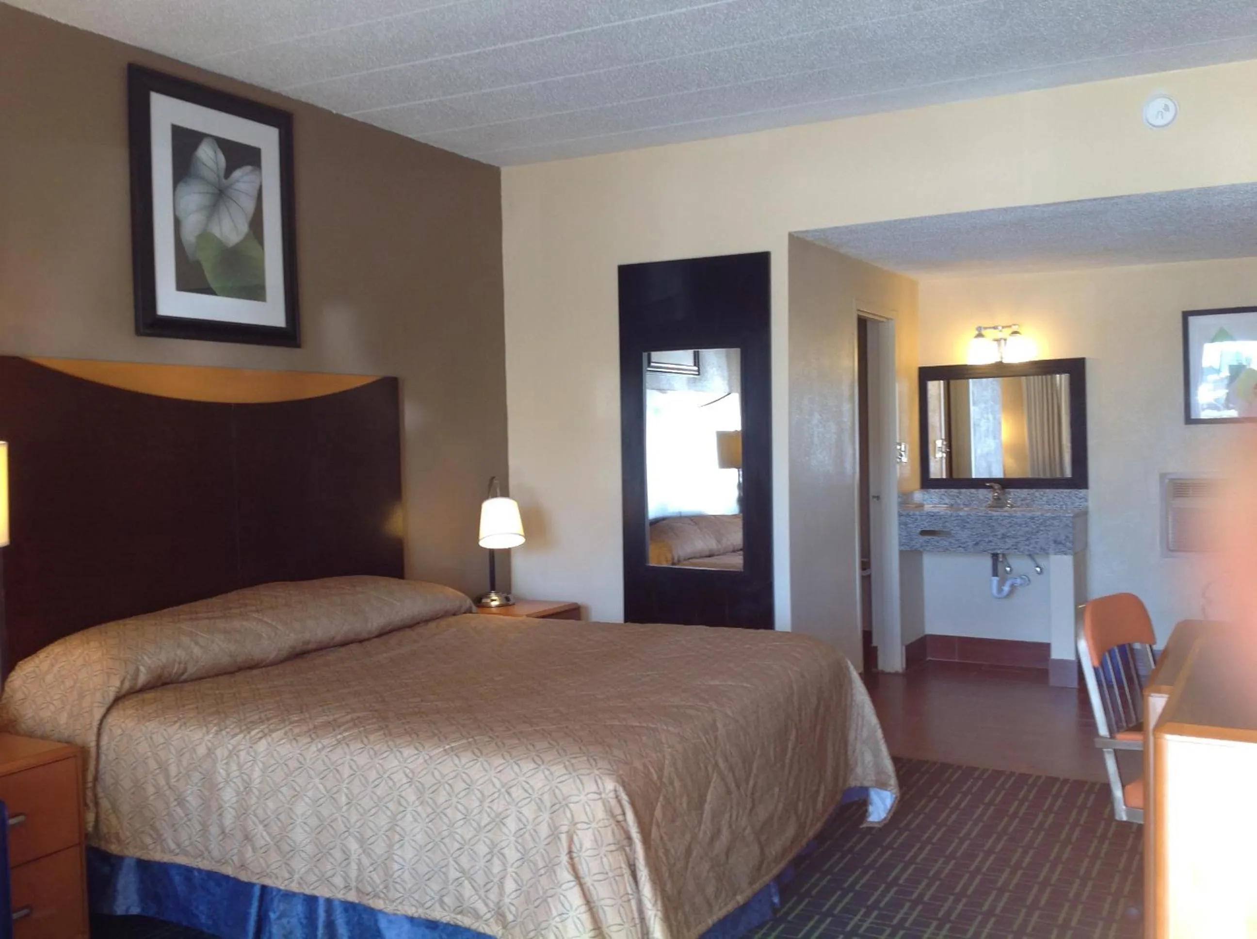 Photo of the whole room, Bed in DIAMOND INN & SUITES