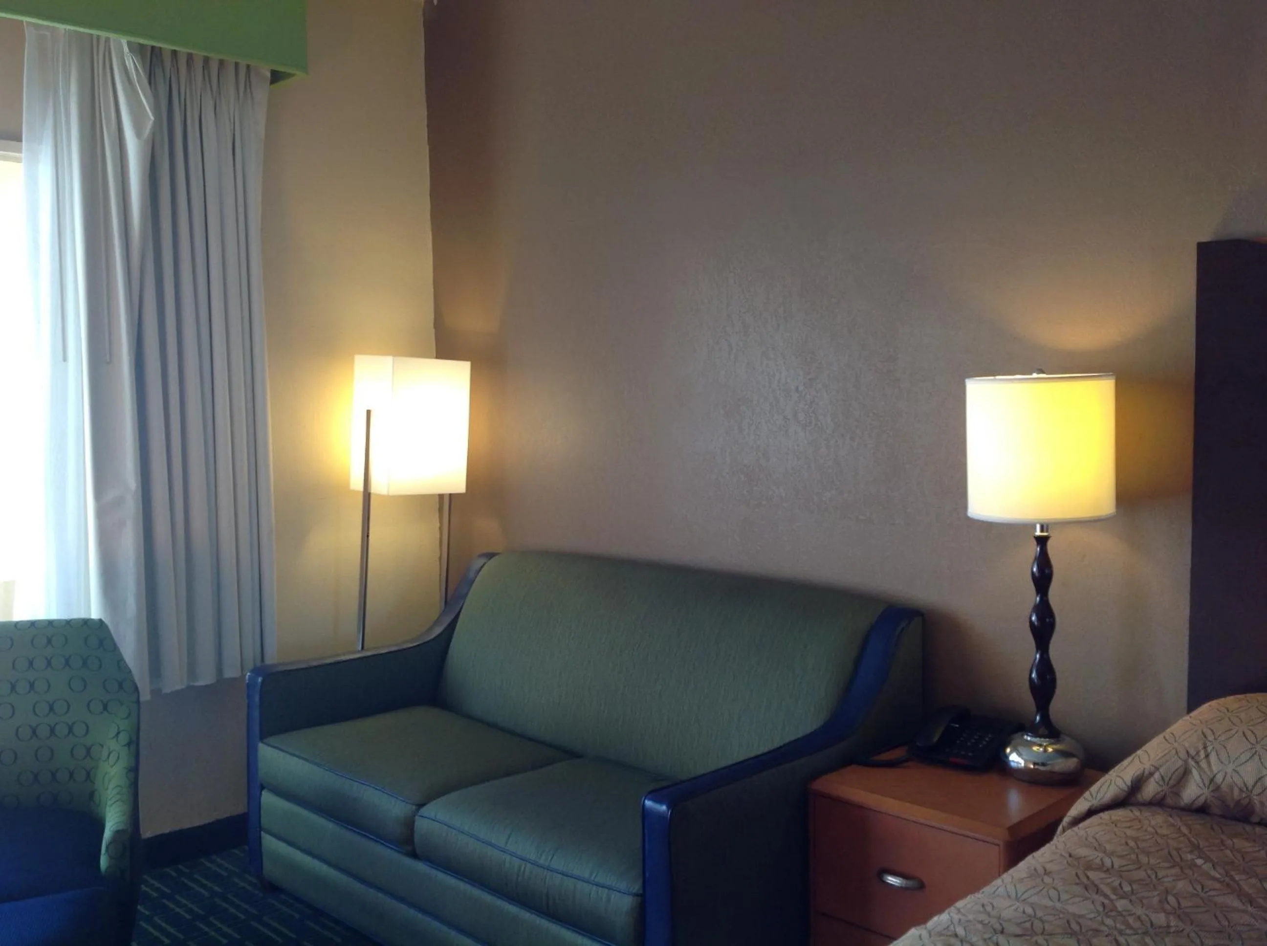 Seating area in DIAMOND INN & SUITES