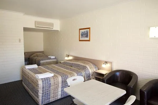 Bed in Pioneer Motel Goondiwindi