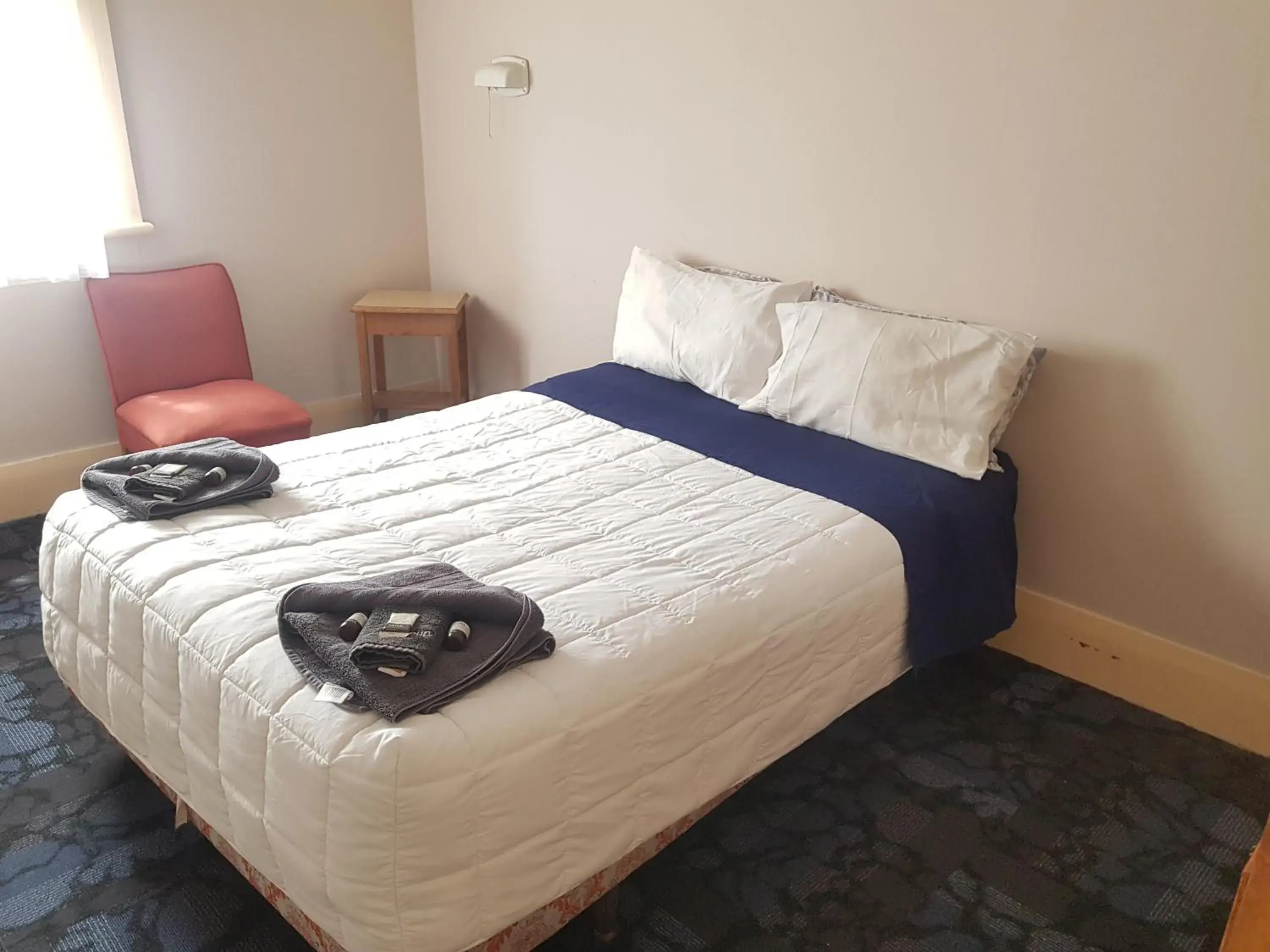 Double Room with Shared Bathroom in Northern Wairoa Hotel Double Room with Shared Bathroom in Northern Wairoa Hotel