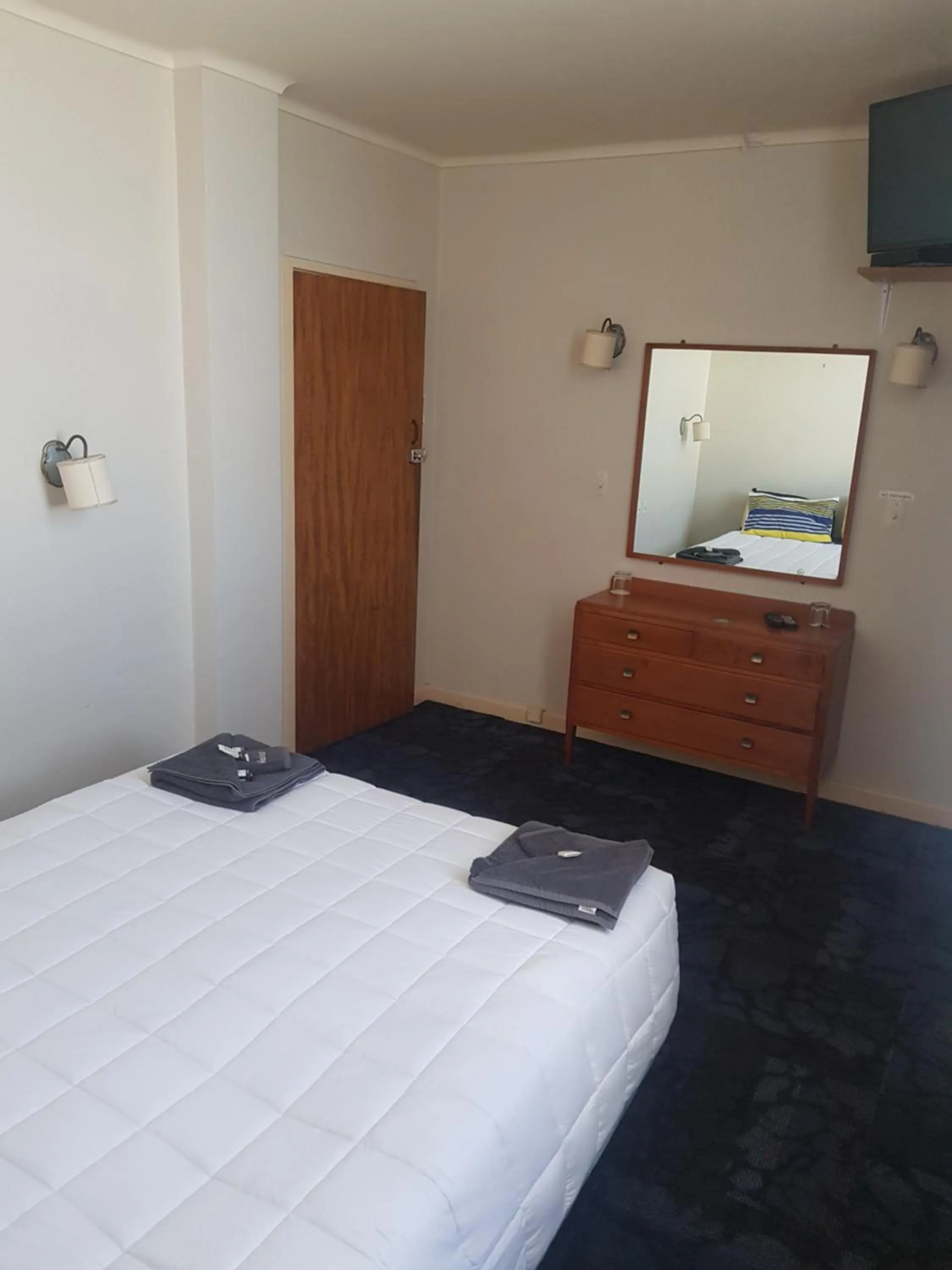 Bed in Northern Wairoa Hotel