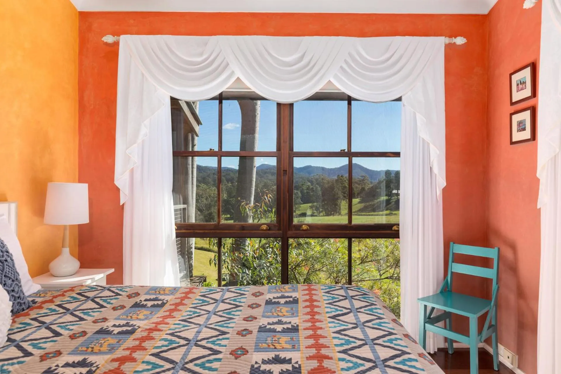 Photo of the whole room, Bed in Friday Creek Retreat