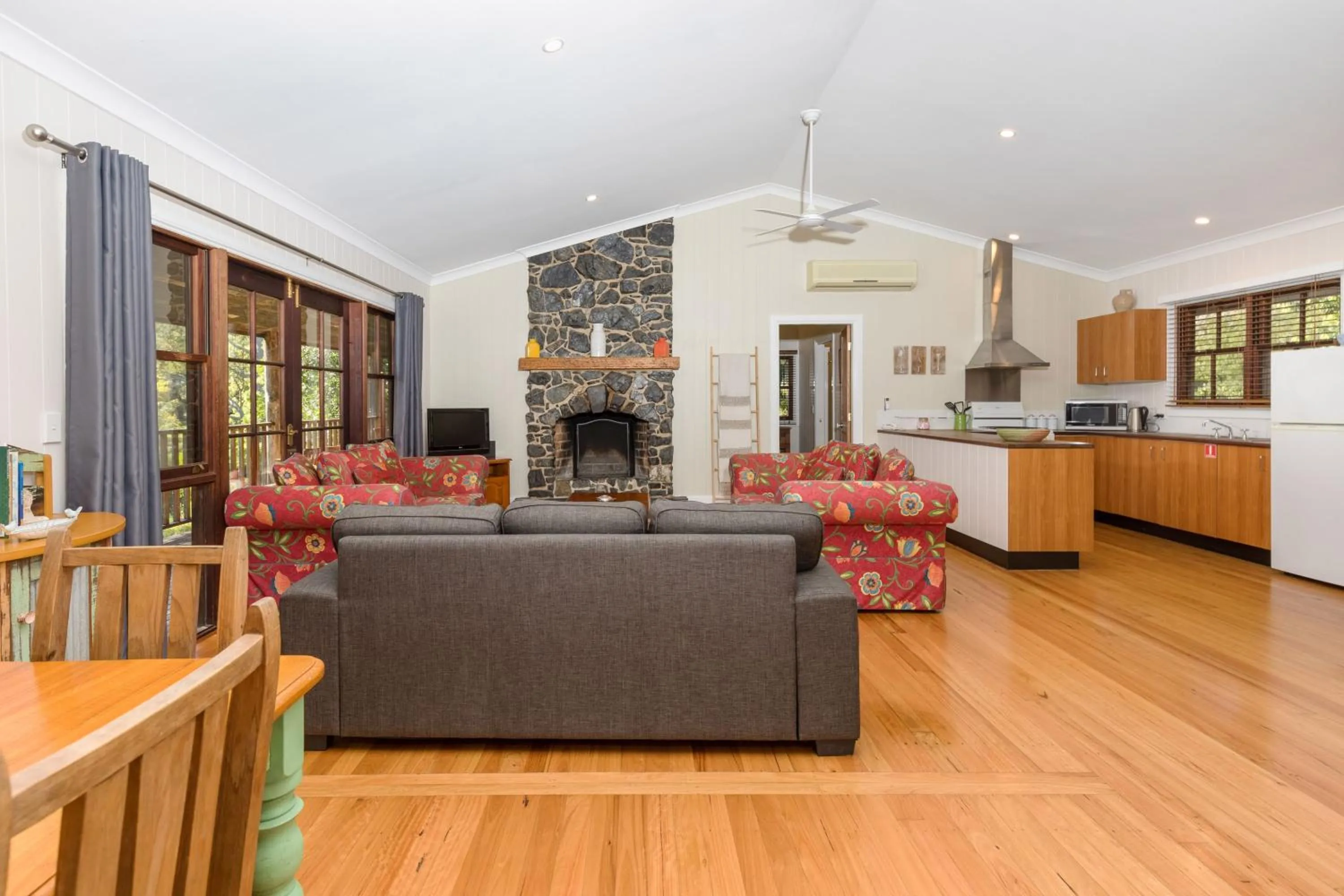 Kitchen or kitchenette in Friday Creek Retreat