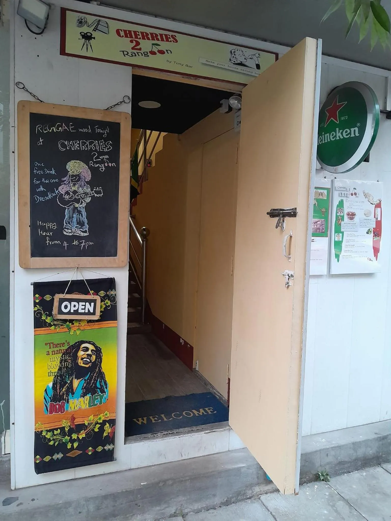 Lounge or bar in YAMA HOTEL & ROOFTOP BAR