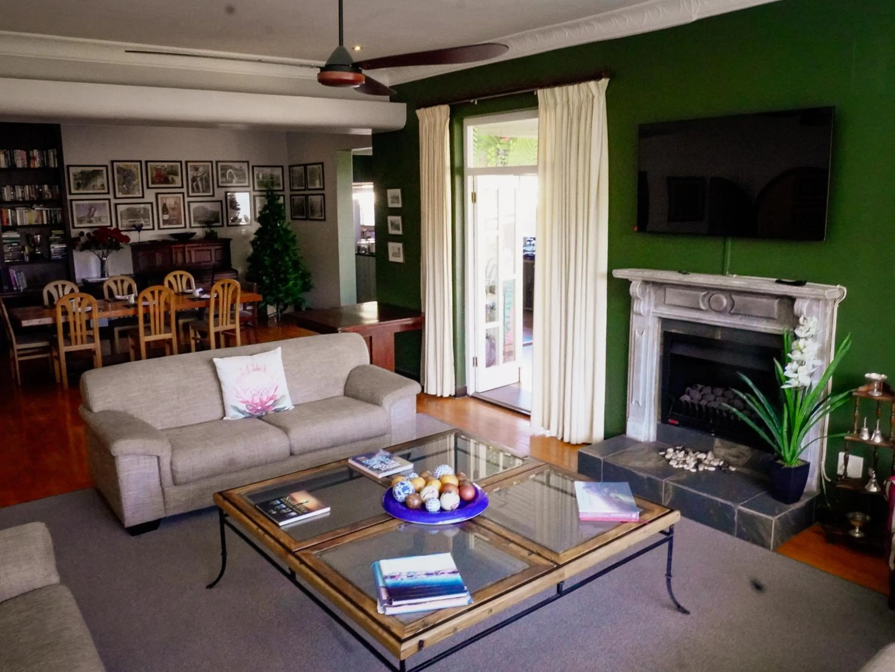 Communal lounge/ TV room in Sundown Manor Guest House