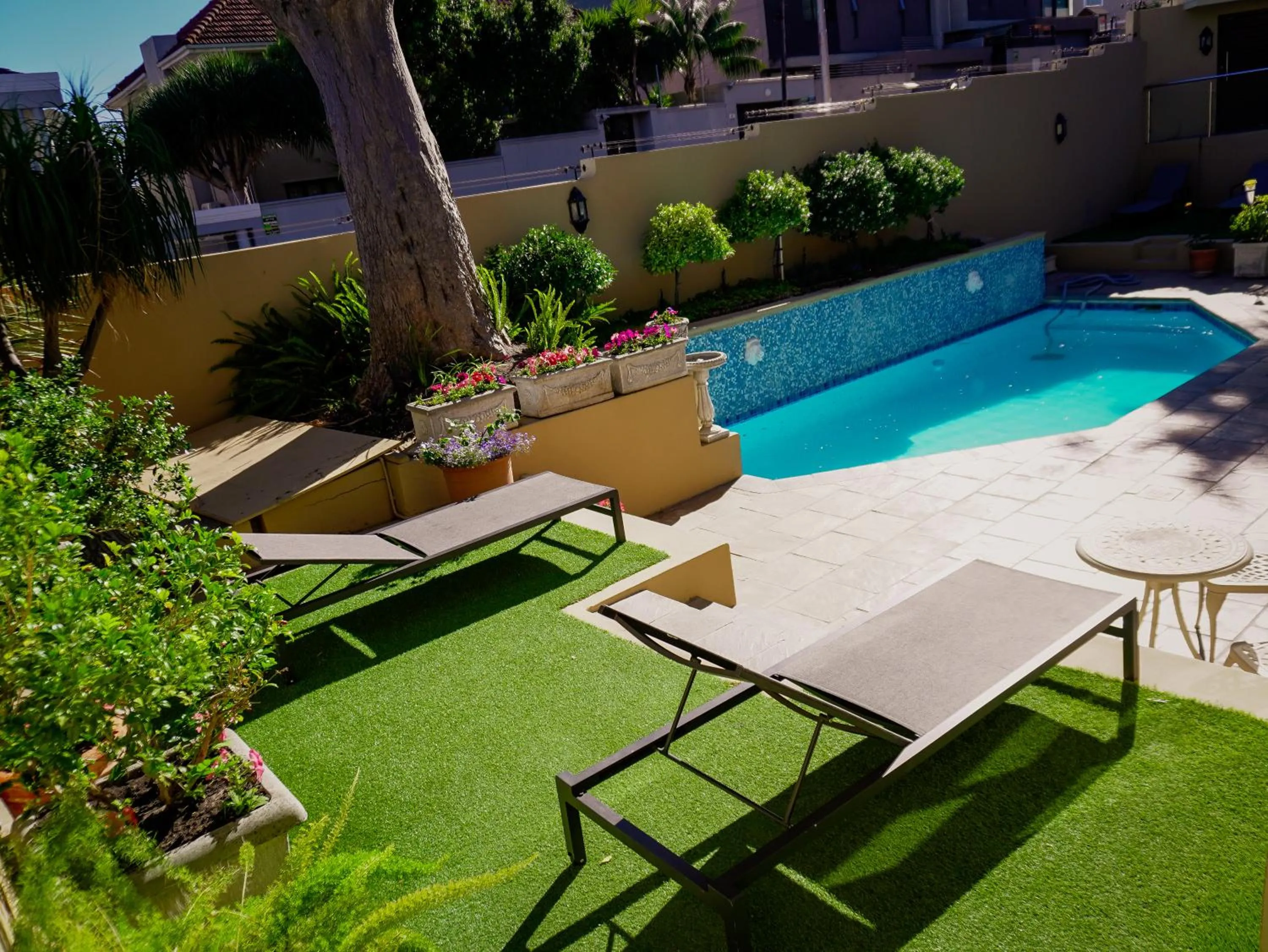 Swimming pool in Sundown Manor Guest House